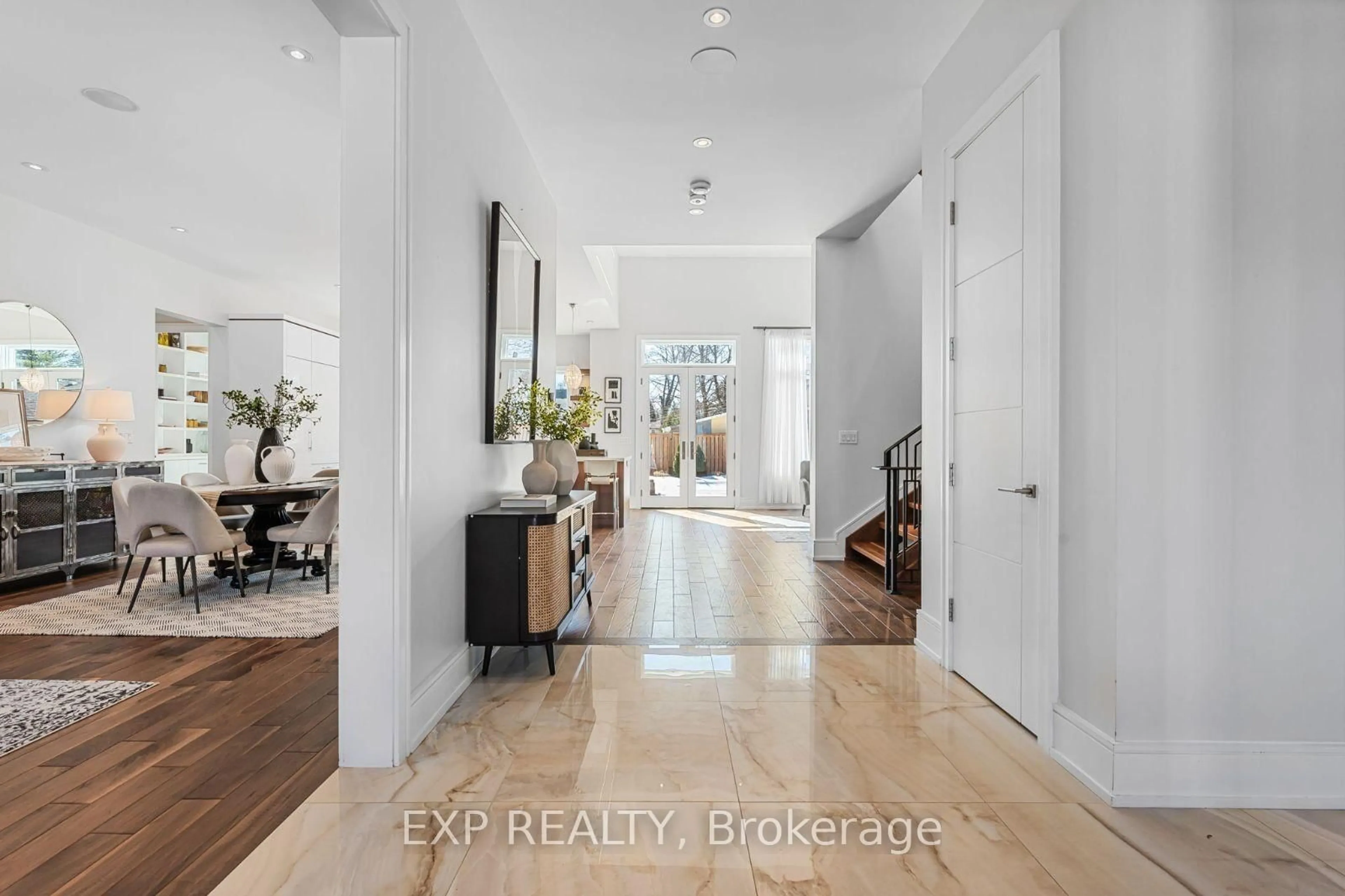 Indoor entryway for 574 Stephens Cres, Oakville Ontario L6K 1Y3