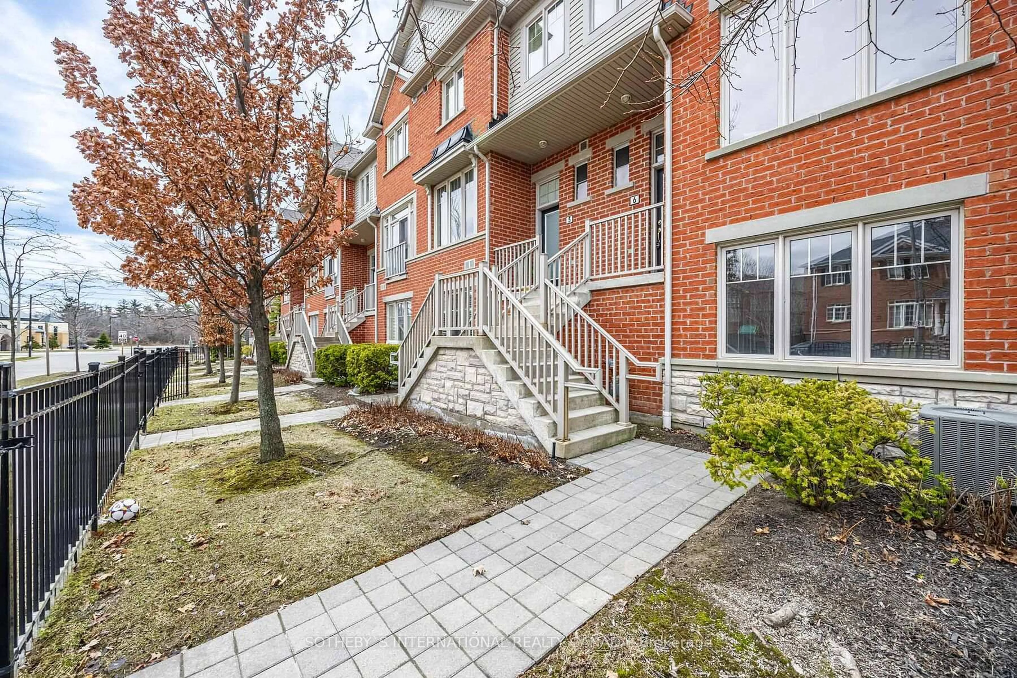 Patio, street for 5700 Tosca Dr #6, Mississauga Ontario L5M 0P7