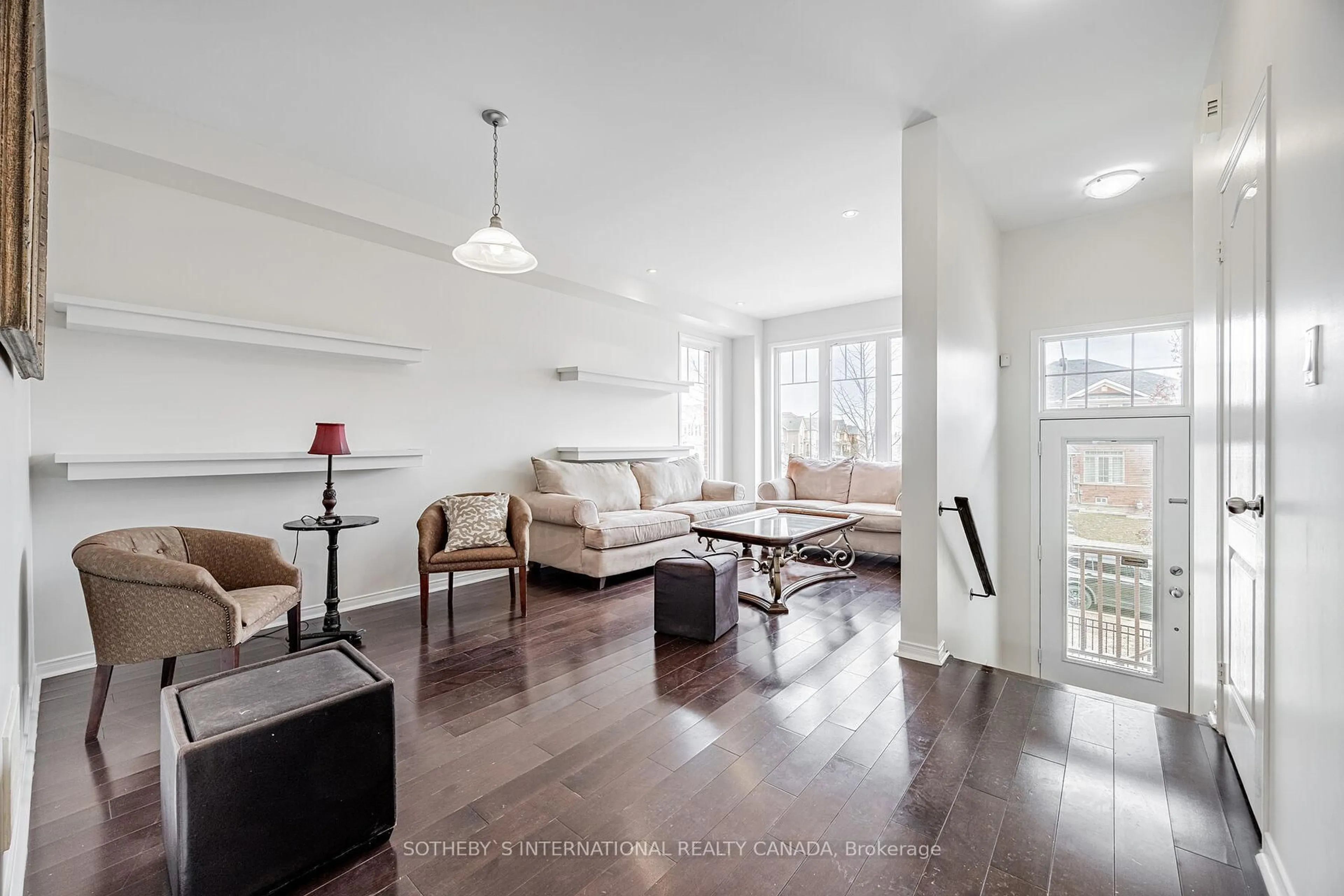 Living room with furniture, wood/laminate floor for 5700 Tosca Dr #6, Mississauga Ontario L5M 0P7