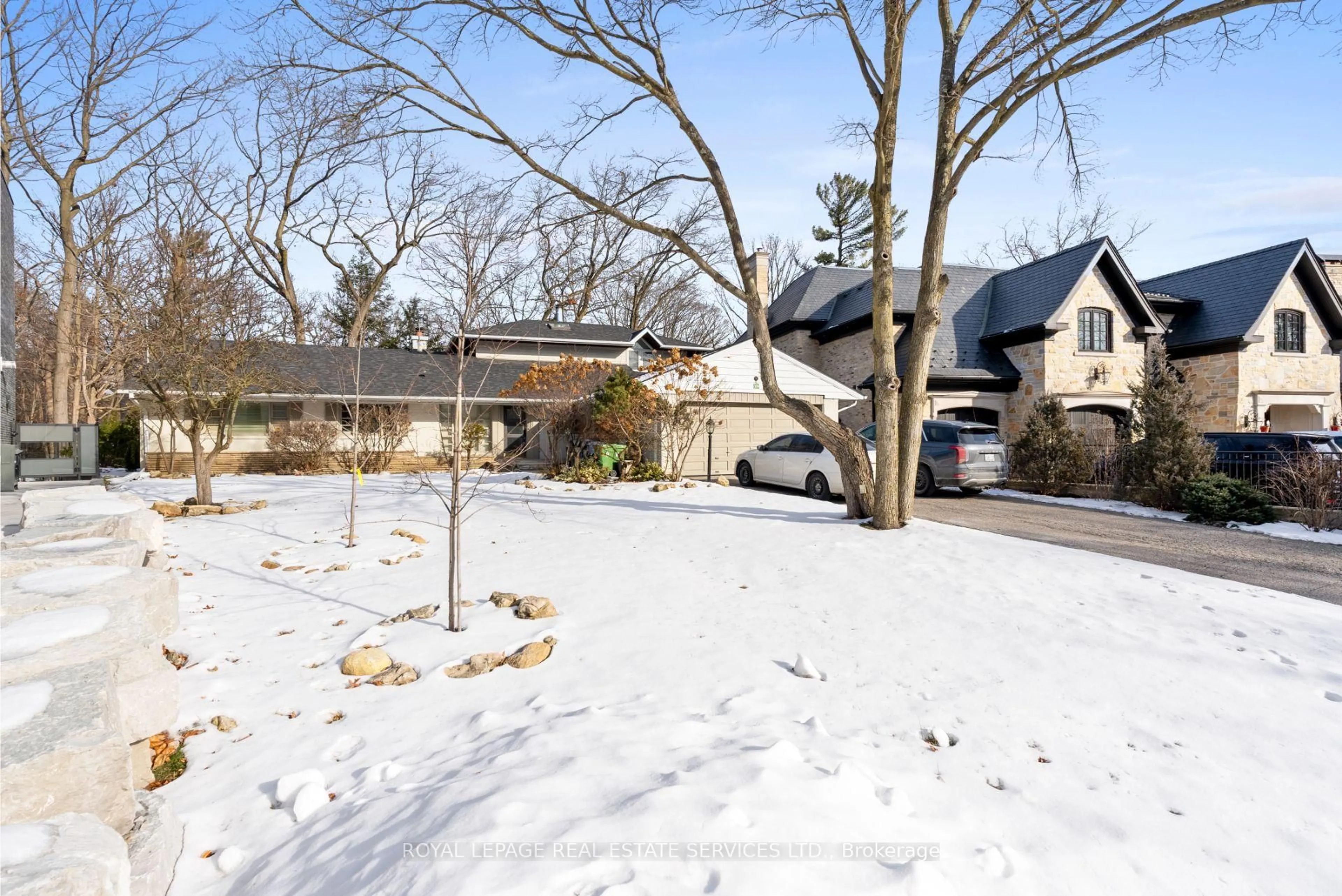 A pic from outside/outdoor area/front of a property/back of a property/a pic from drone, street for 89 Valecrest Dr, Toronto Ontario M9A 4P5