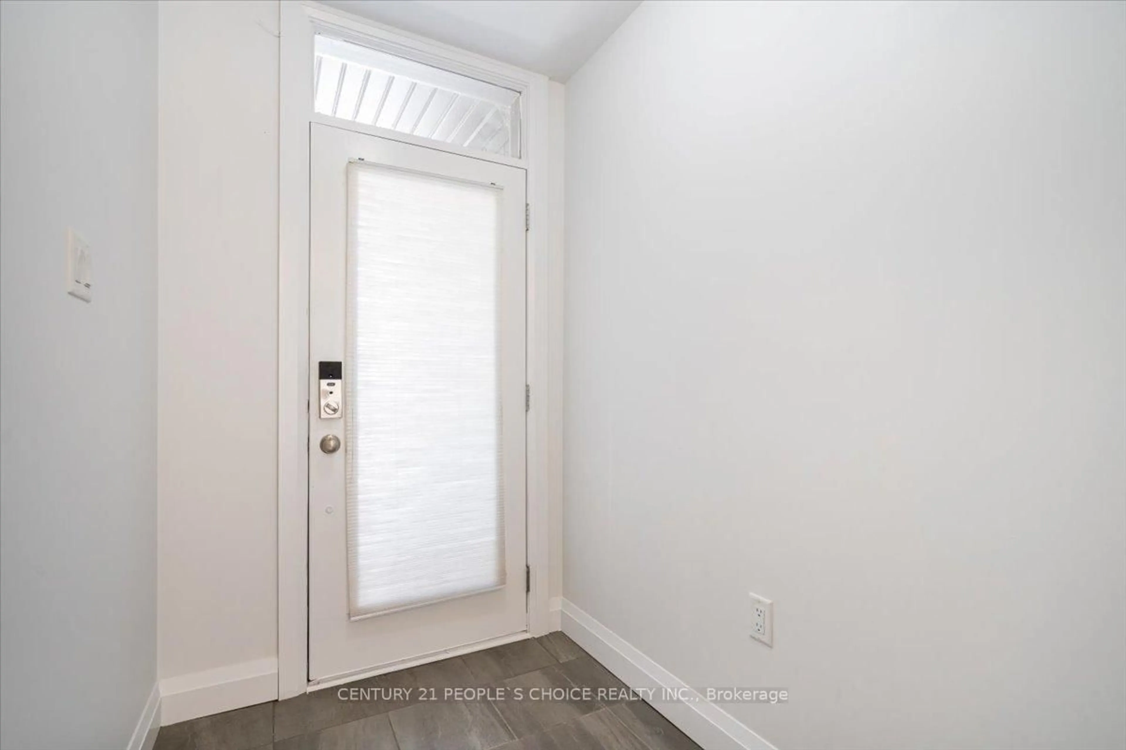 Indoor entryway for 210 Huguenot Rd, Oakville Ontario L6H 7C3