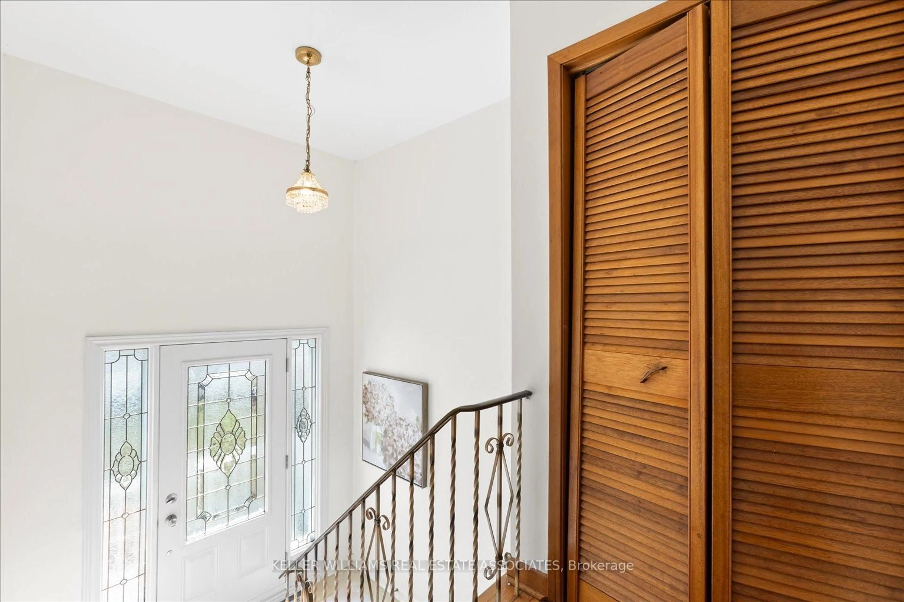 Indoor foyer for 1127 Claredale Rd, Mississauga Ontario L5G 1T7