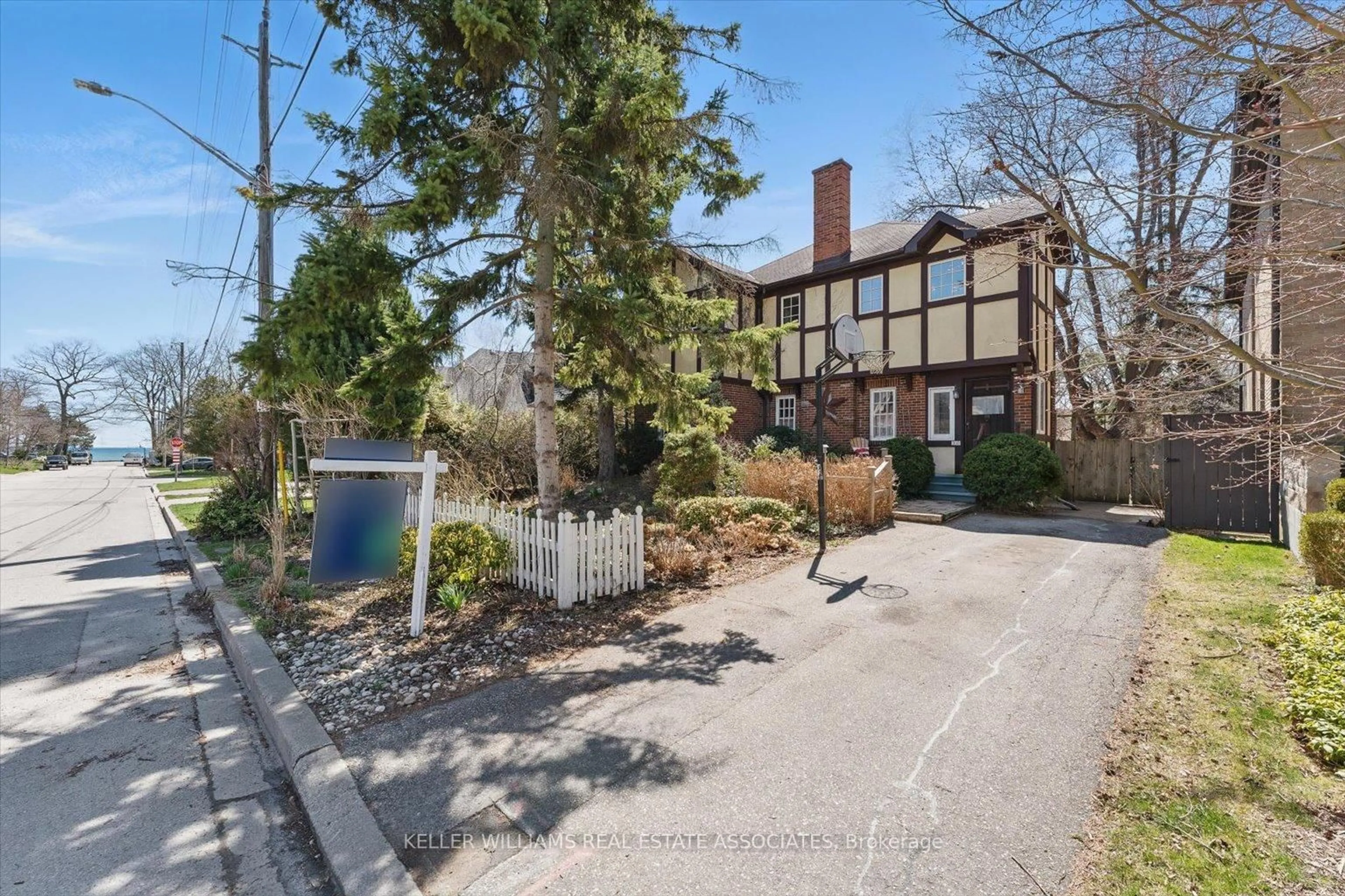 A pic from outside/outdoor area/front of a property/back of a property/a pic from drone, street for 30 Oakwood Ave, Mississauga Ontario L5G 3L3