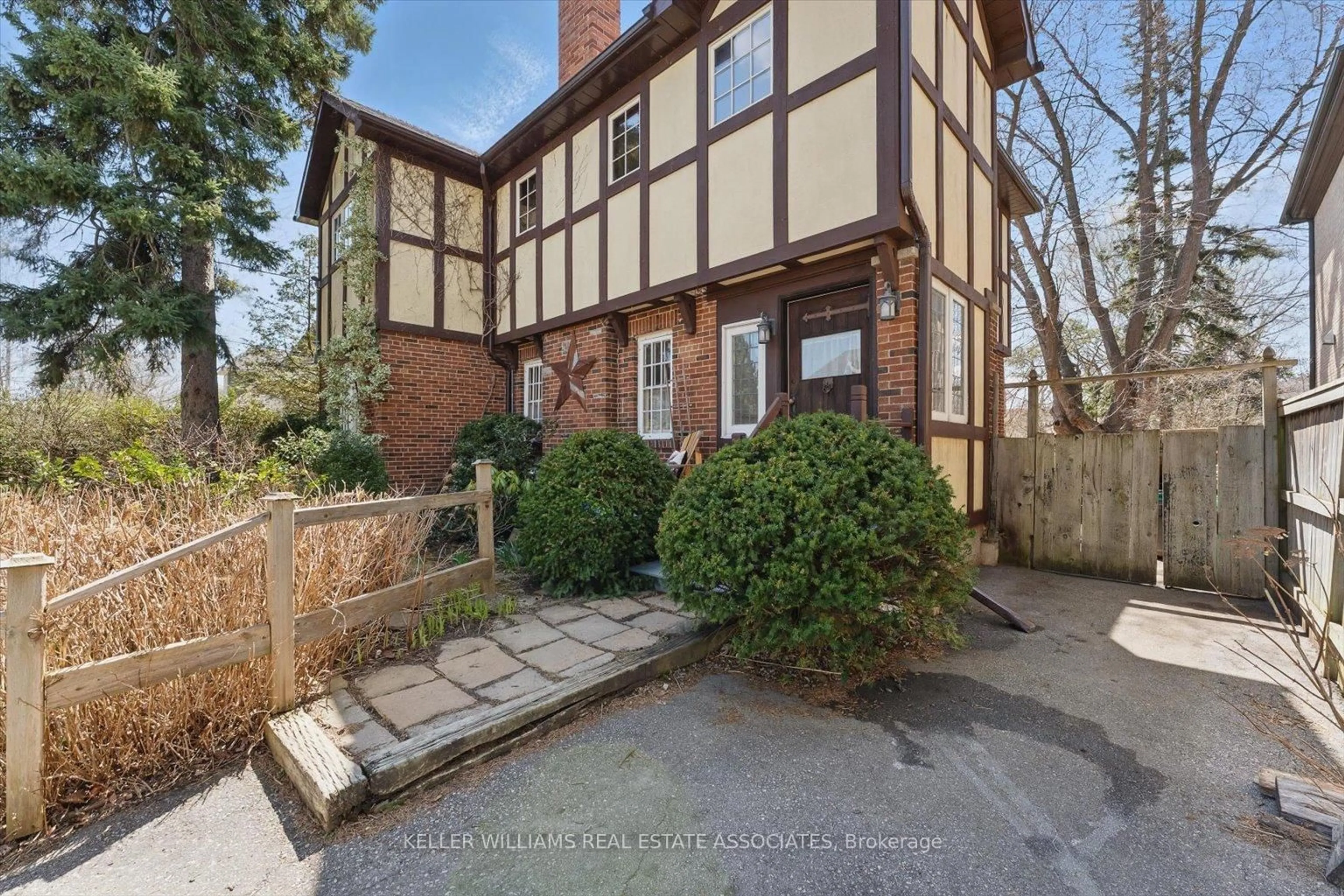 A pic from outside/outdoor area/front of a property/back of a property/a pic from drone, street for 30 Oakwood Ave, Mississauga Ontario L5G 3L3