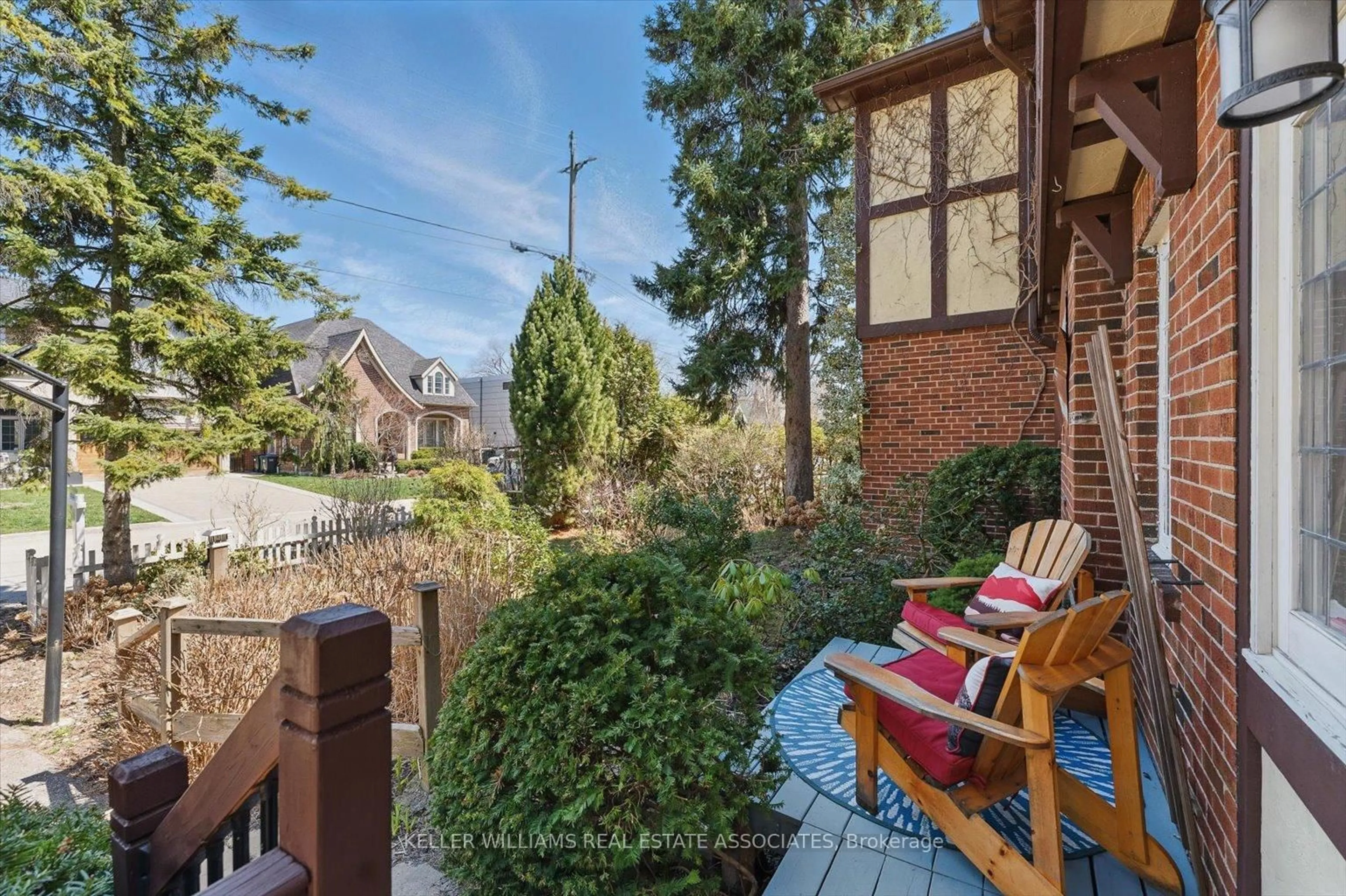 Patio, street for 30 Oakwood Ave, Mississauga Ontario L5G 3L3