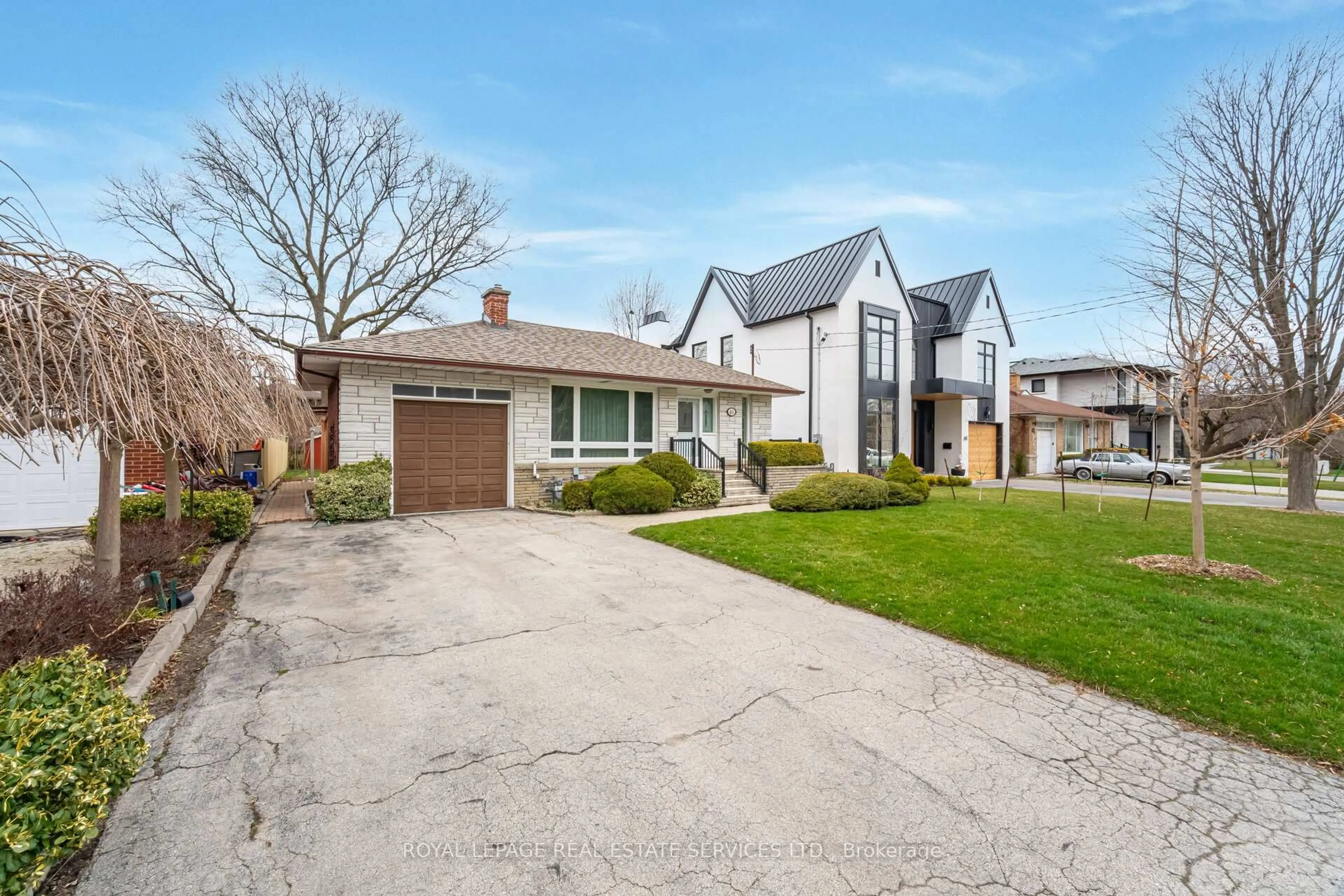A pic from outside/outdoor area/front of a property/back of a property/a pic from drone, street for 46 Cardigan Rd, Toronto Ontario M8Z 2W2