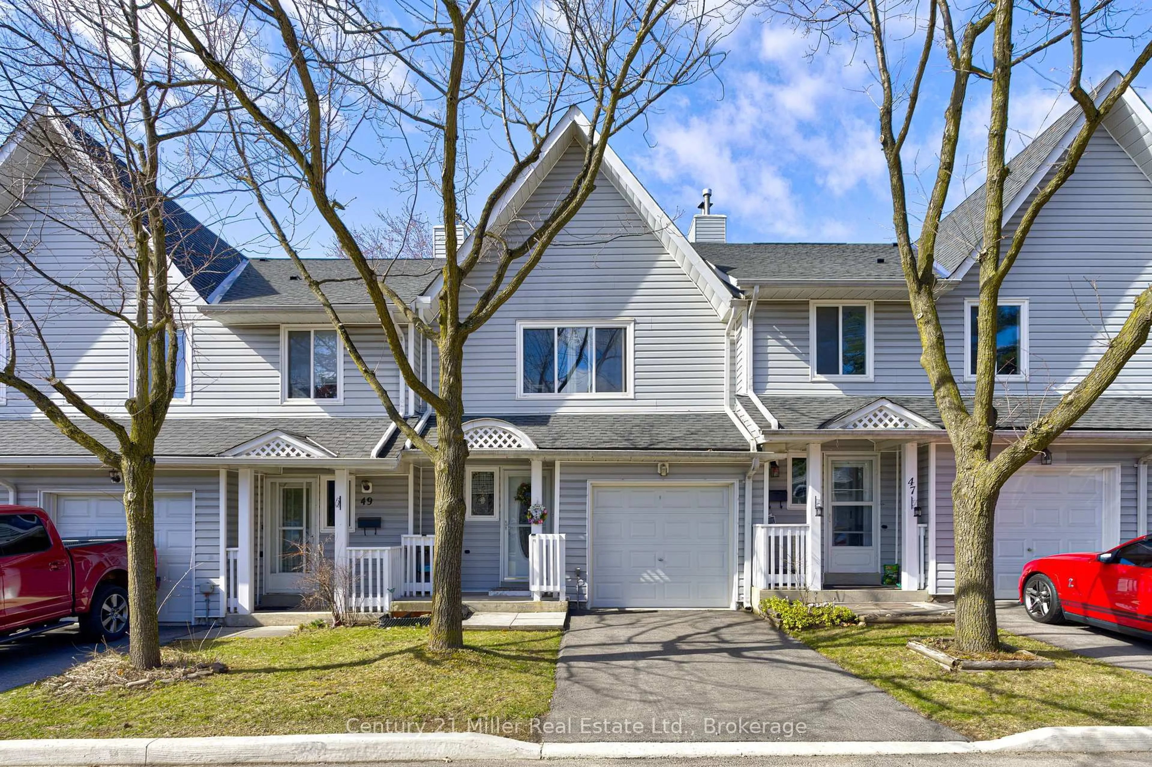 Home with vinyl exterior material, street for 2021 Sixth Line #48, Oakville Ontario L6H 4S2