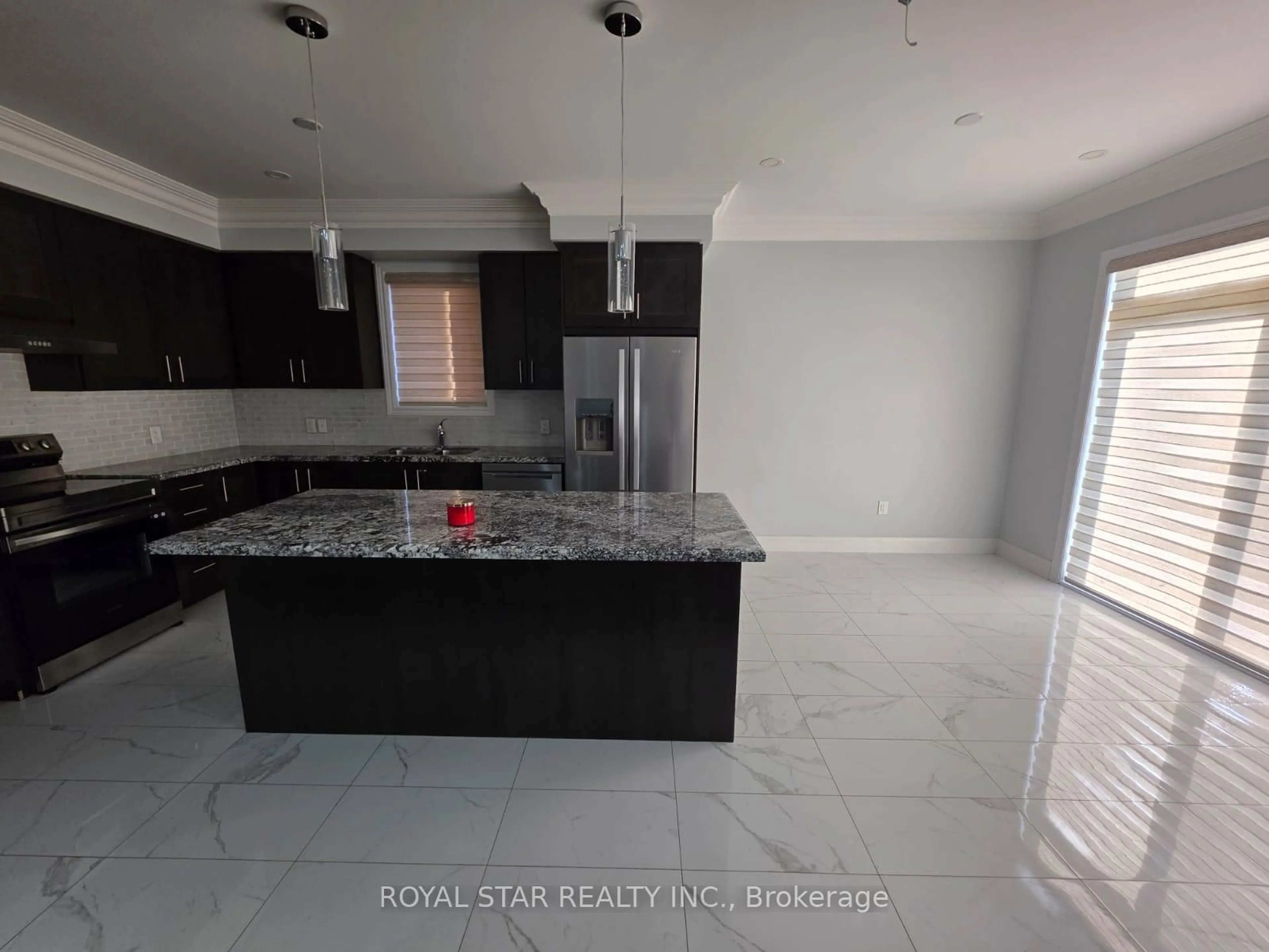 Open concept kitchen, ceramic/tile floor for 146 Newhouse Blvd, Caledon Ontario L7C 4E1