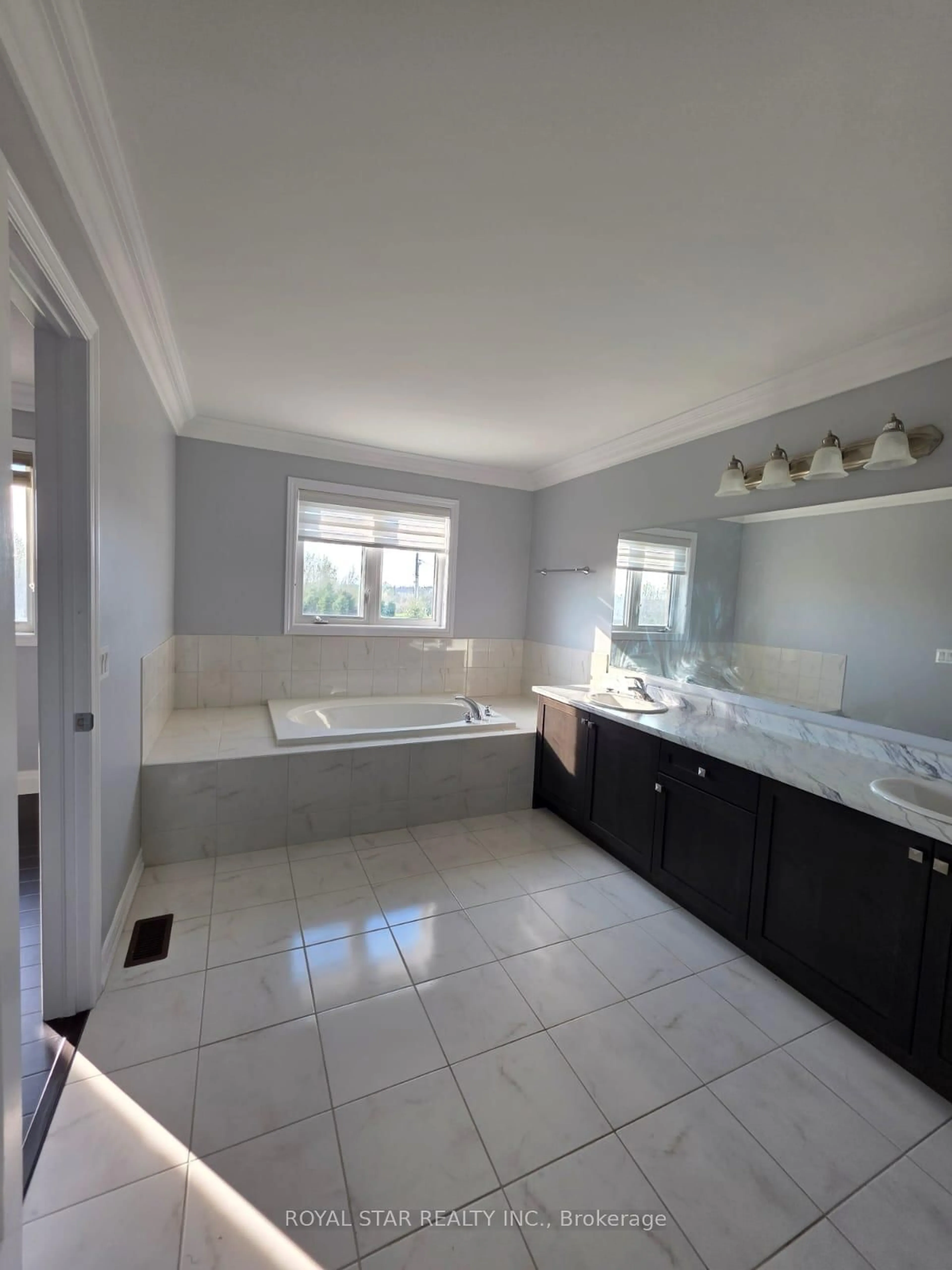 Contemporary bathroom, ceramic/tile floor for 146 Newhouse Blvd, Caledon Ontario L7C 4E1