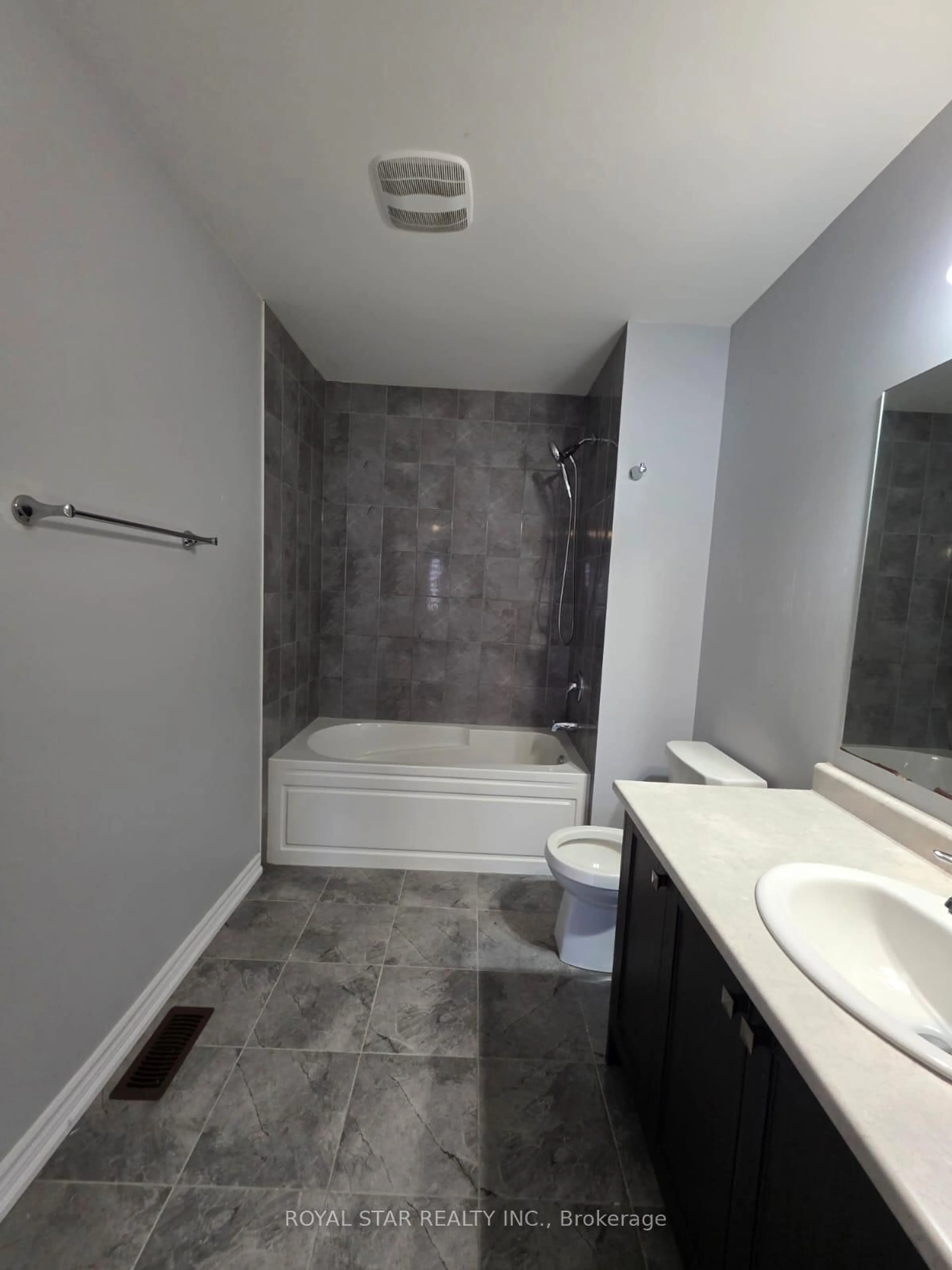 Standard bathroom, ceramic/tile floor for 146 Newhouse Blvd, Caledon Ontario L7C 4E1