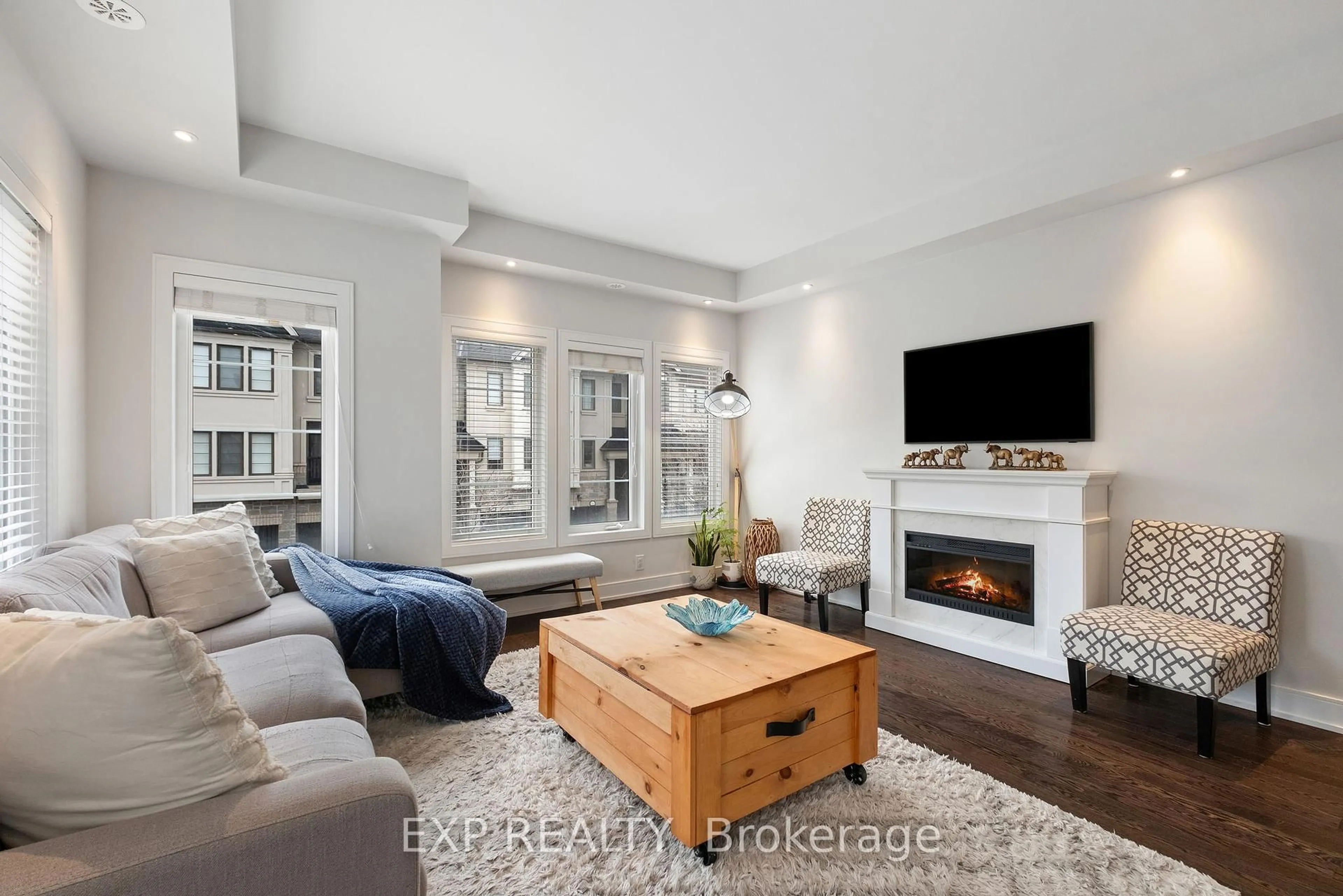 Living room with furniture, unknown for 607 Mermaid Cres, Mississauga Ontario L5G 0B3