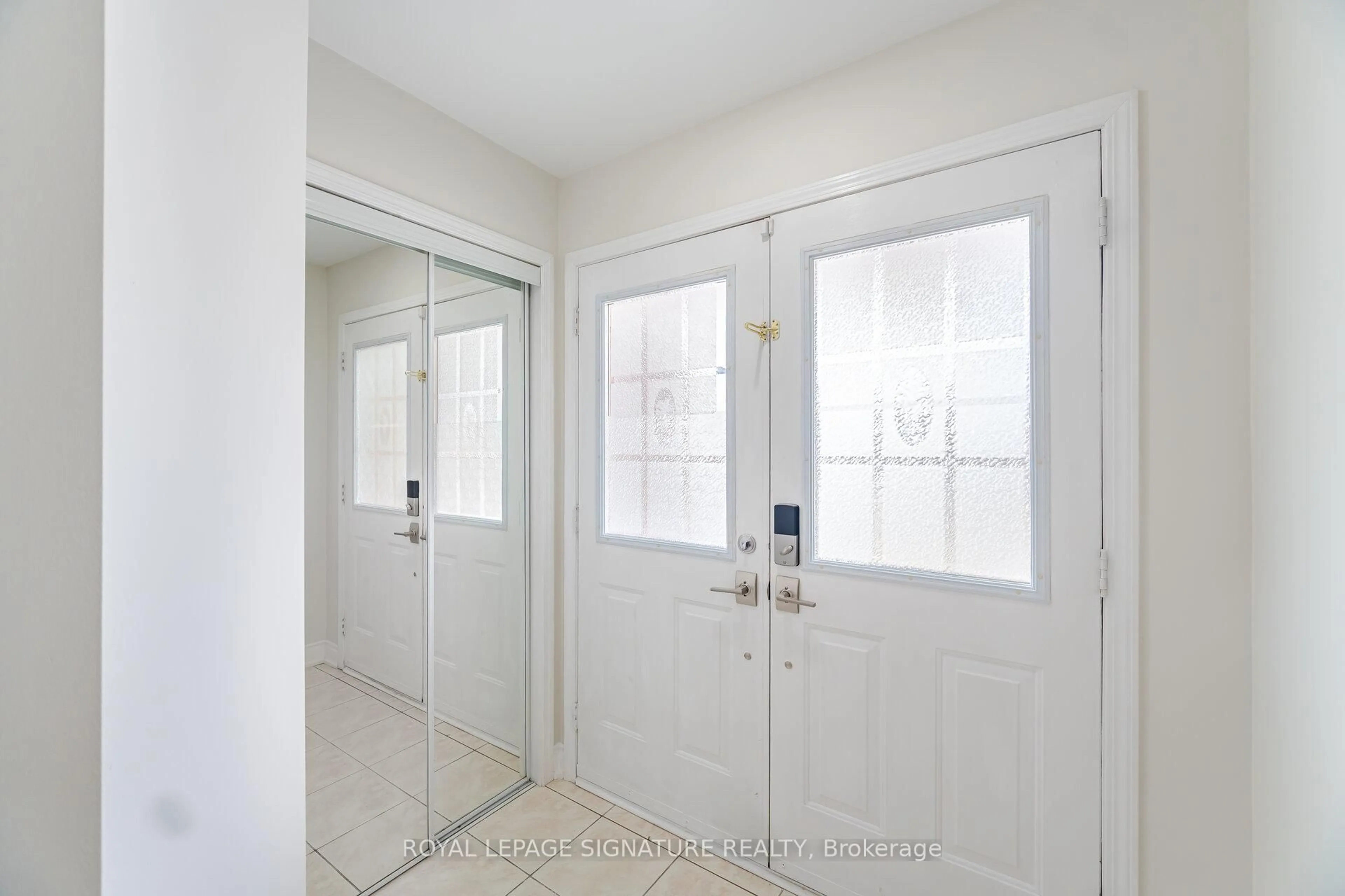 Indoor entryway for 3927 Coachman Circ, Mississauga Ontario L5M 6R1