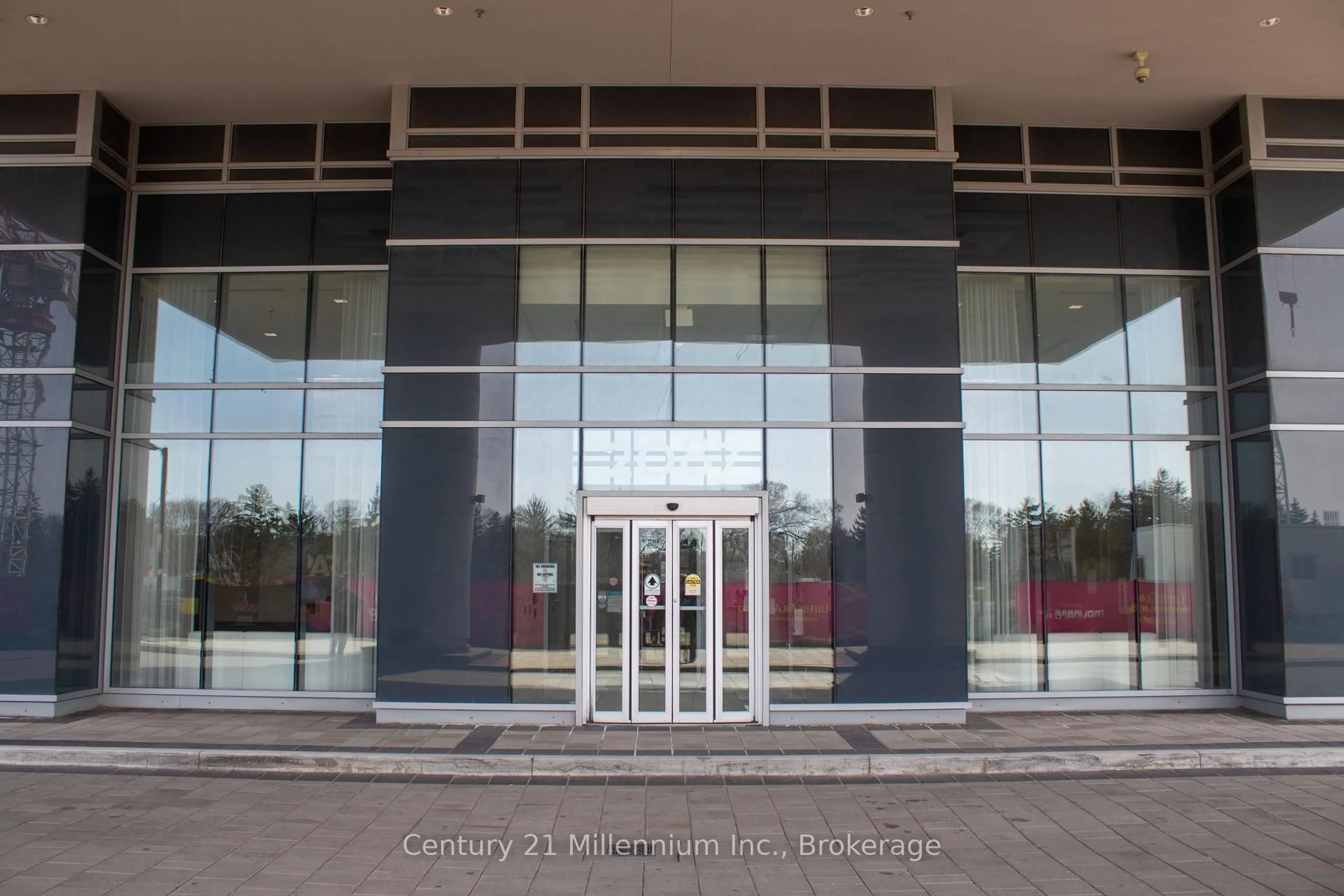 Indoor foyer for 2087 Fairview St #1708, Burlington Ontario L7R 0E5