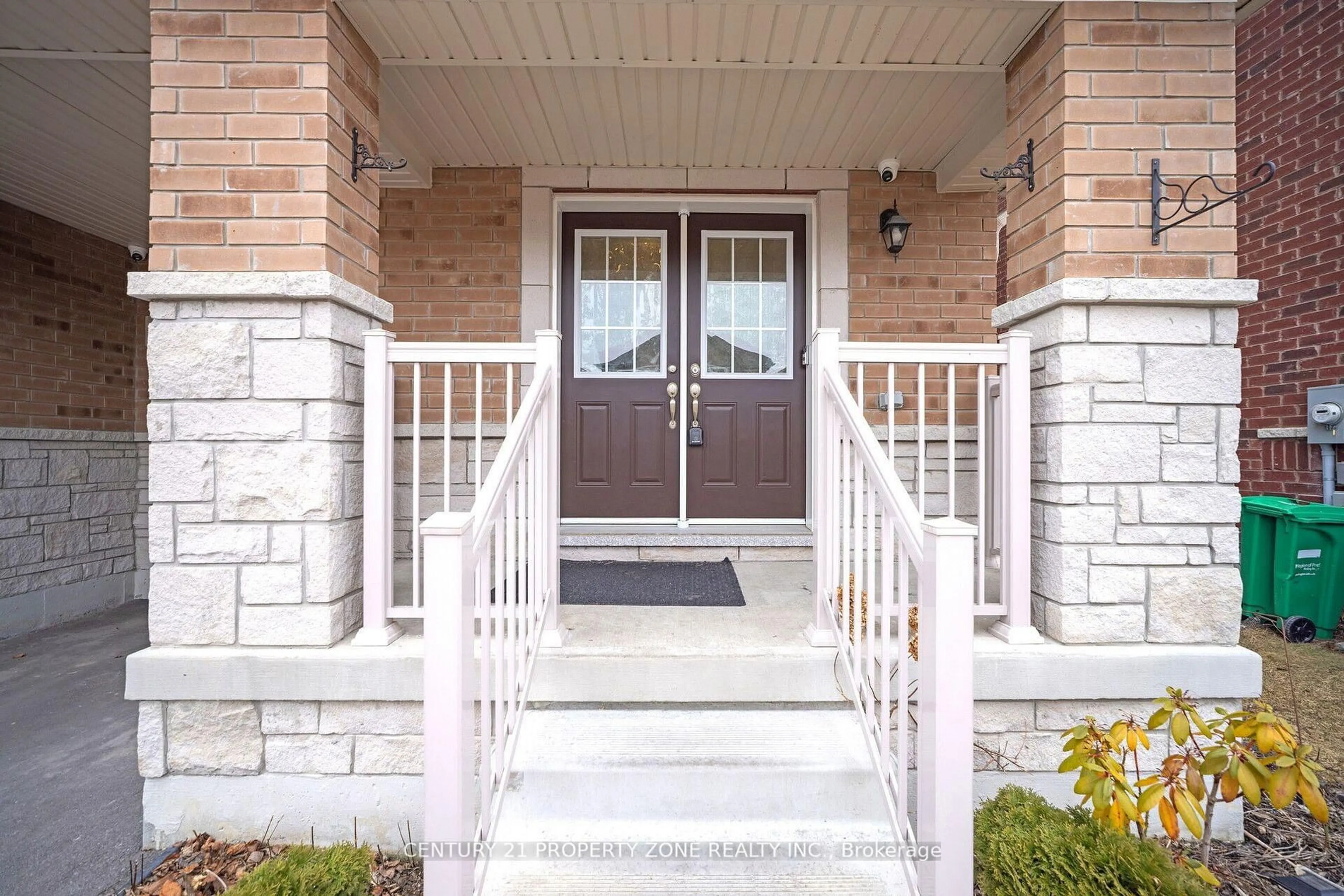 Indoor entryway for 78 Deer Ridge Tr, Caledon Ontario L7C 3Z5