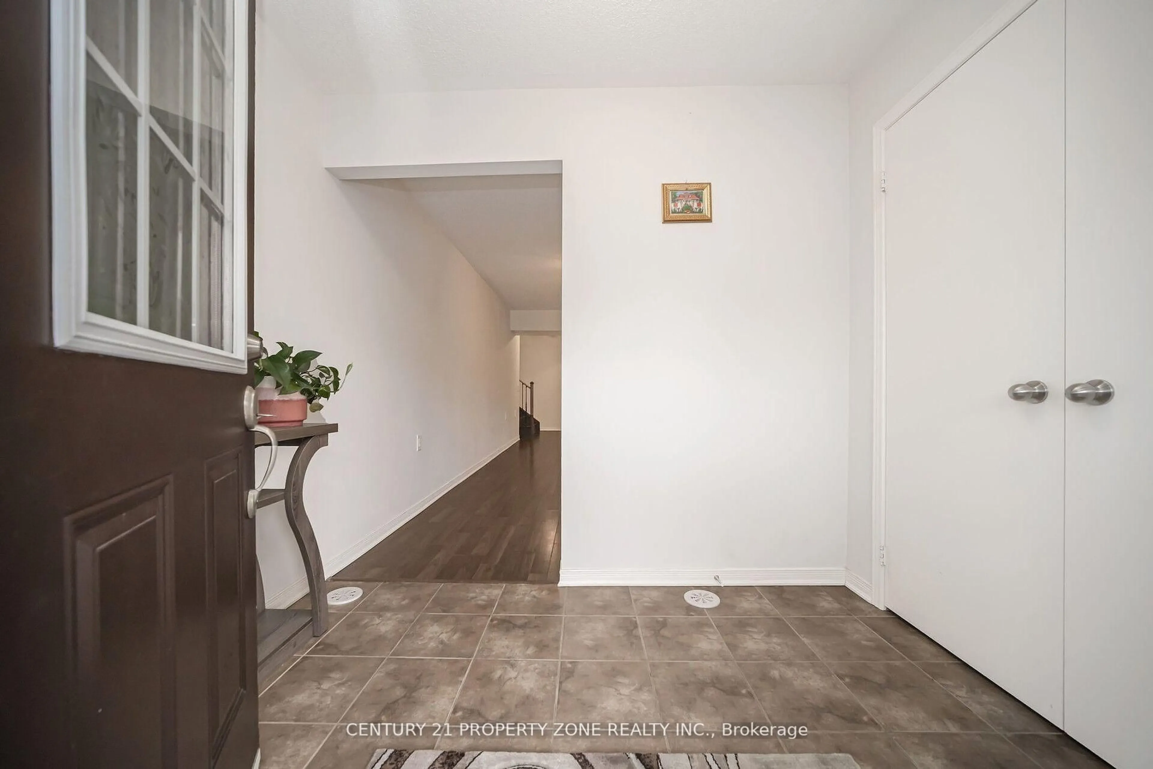 Indoor foyer for 78 Deer Ridge Tr, Caledon Ontario L7C 3Z5