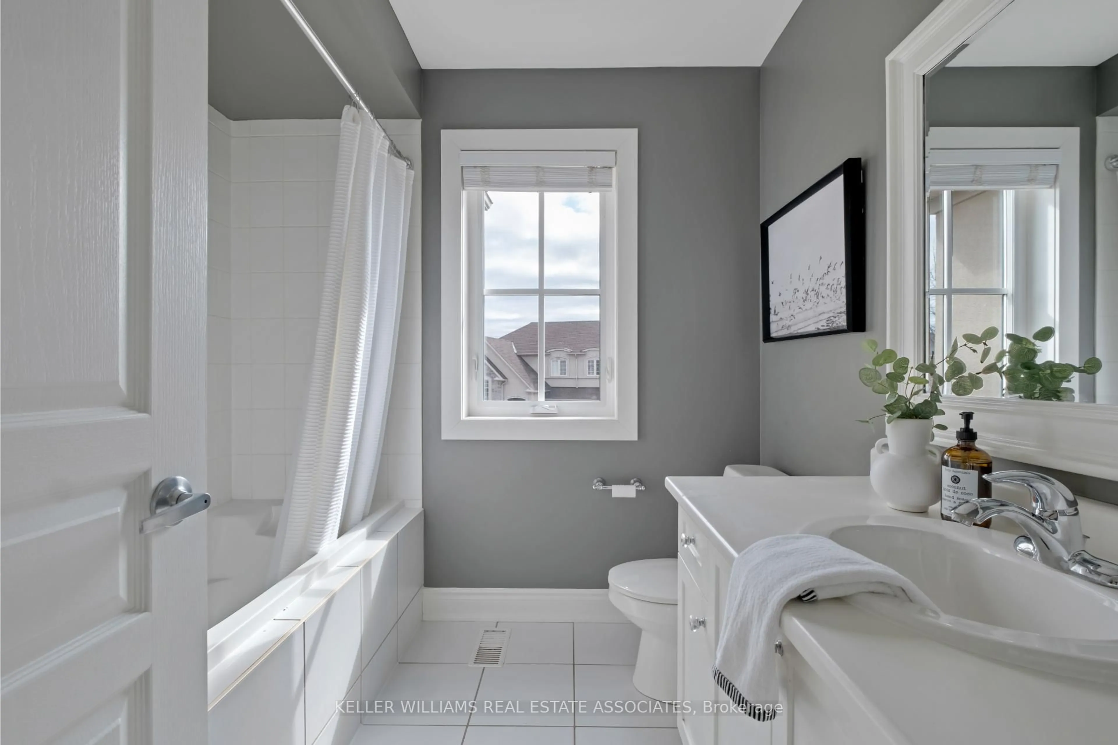 Contemporary bathroom, ceramic/tile floor for 281 Admiral Dr, Oakville Ontario L6L 0C2