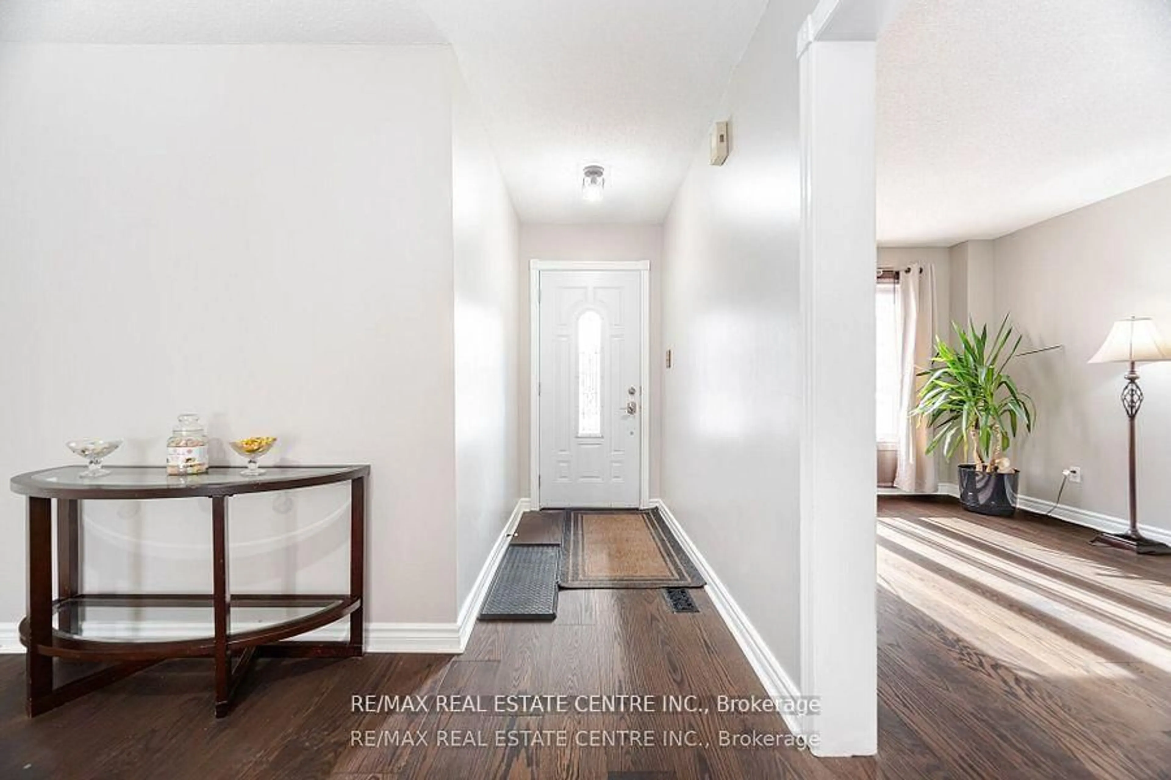 Indoor entryway for 5175 Guildwood Way, Mississauga Ontario L5R 2T4