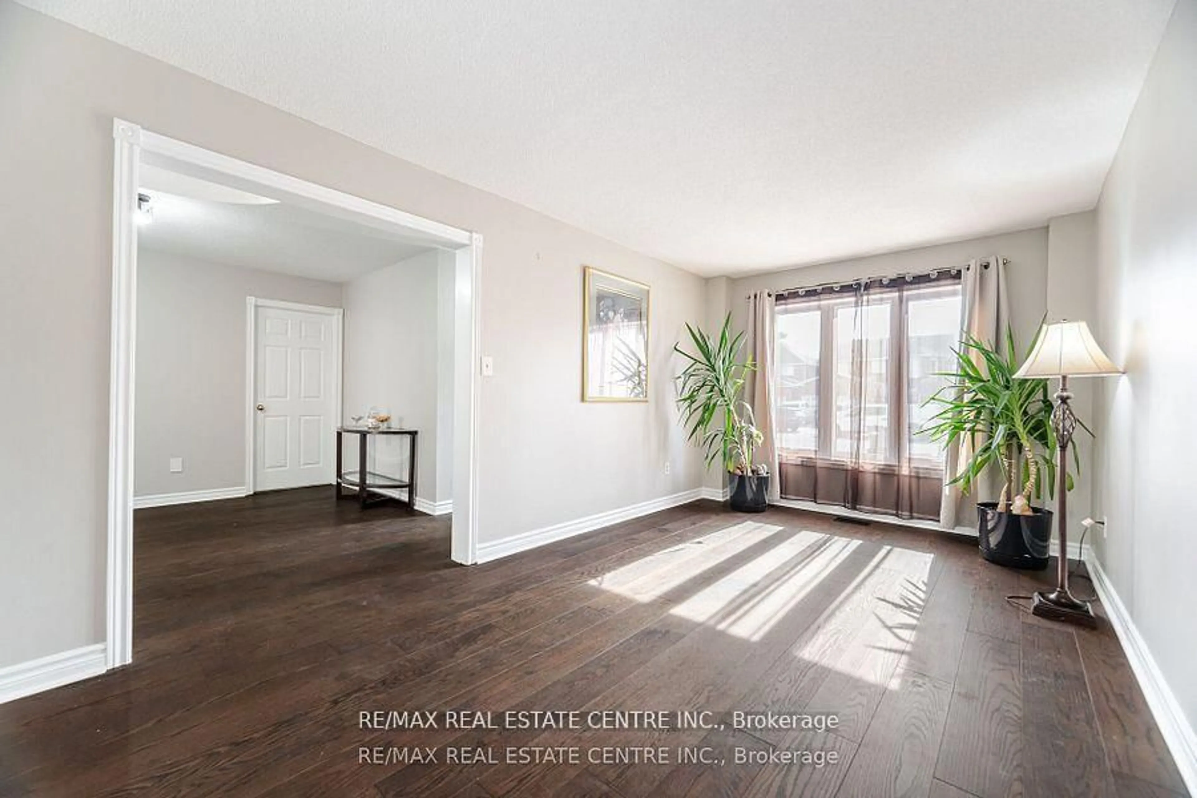 Indoor entryway for 5175 Guildwood Way, Mississauga Ontario L5R 2T4