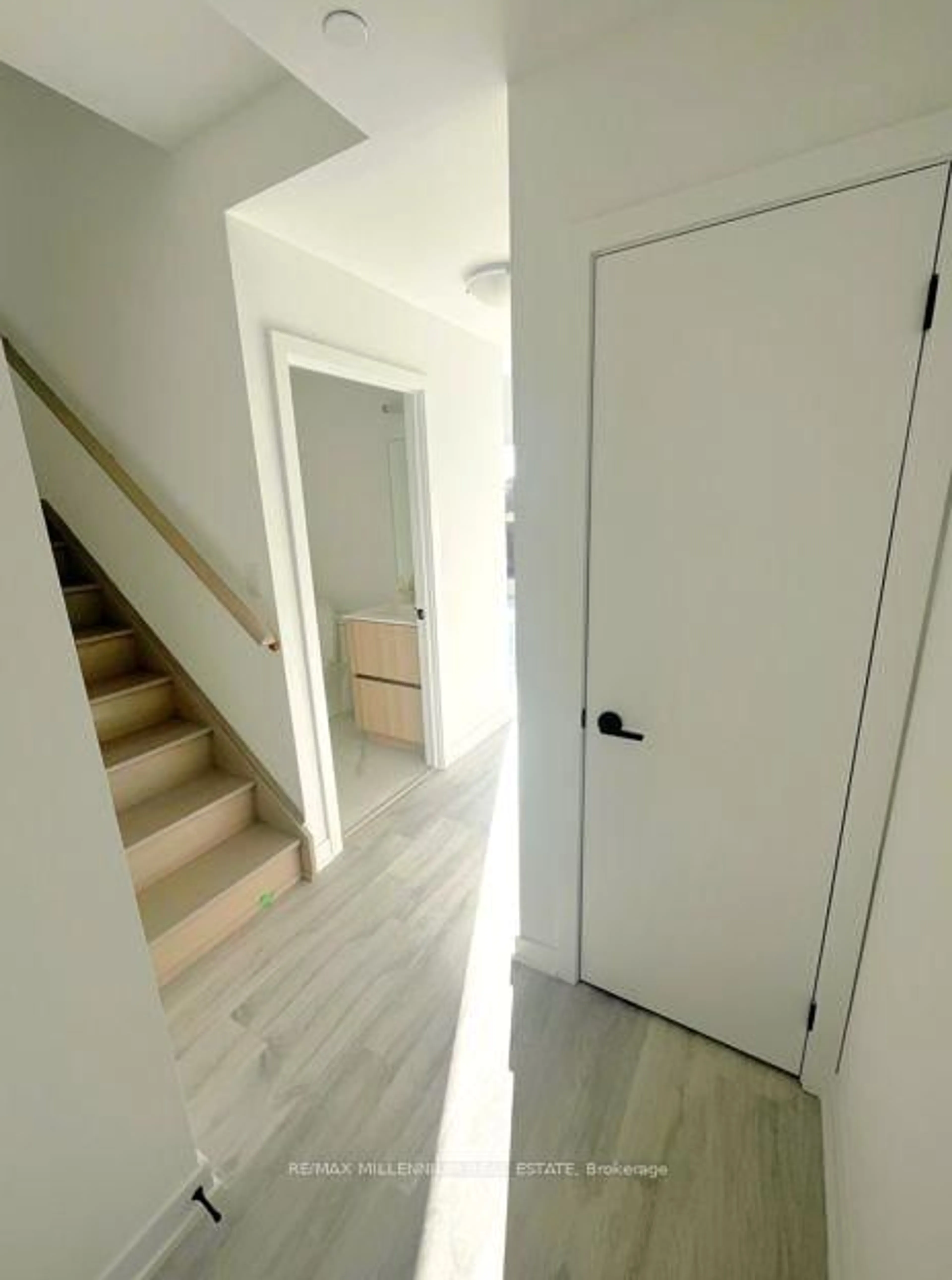 Unknown for 220 Missinnihe Way #101, Mississauga Ontario L5H 0A9