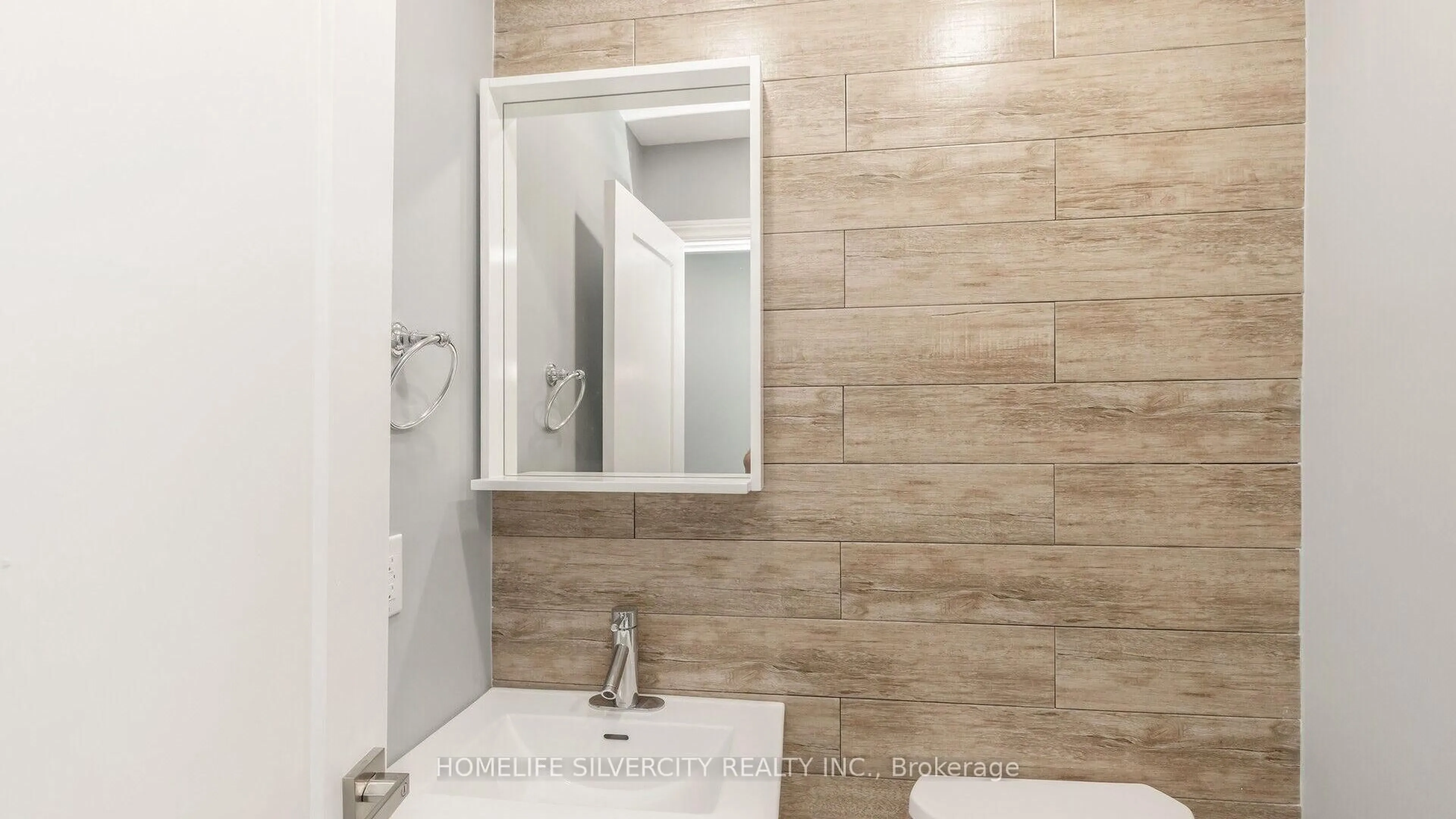 Standard bathroom, ceramic/tile floor for 1616 Haig Blvd #28, Mississauga Ontario L5E 3C9