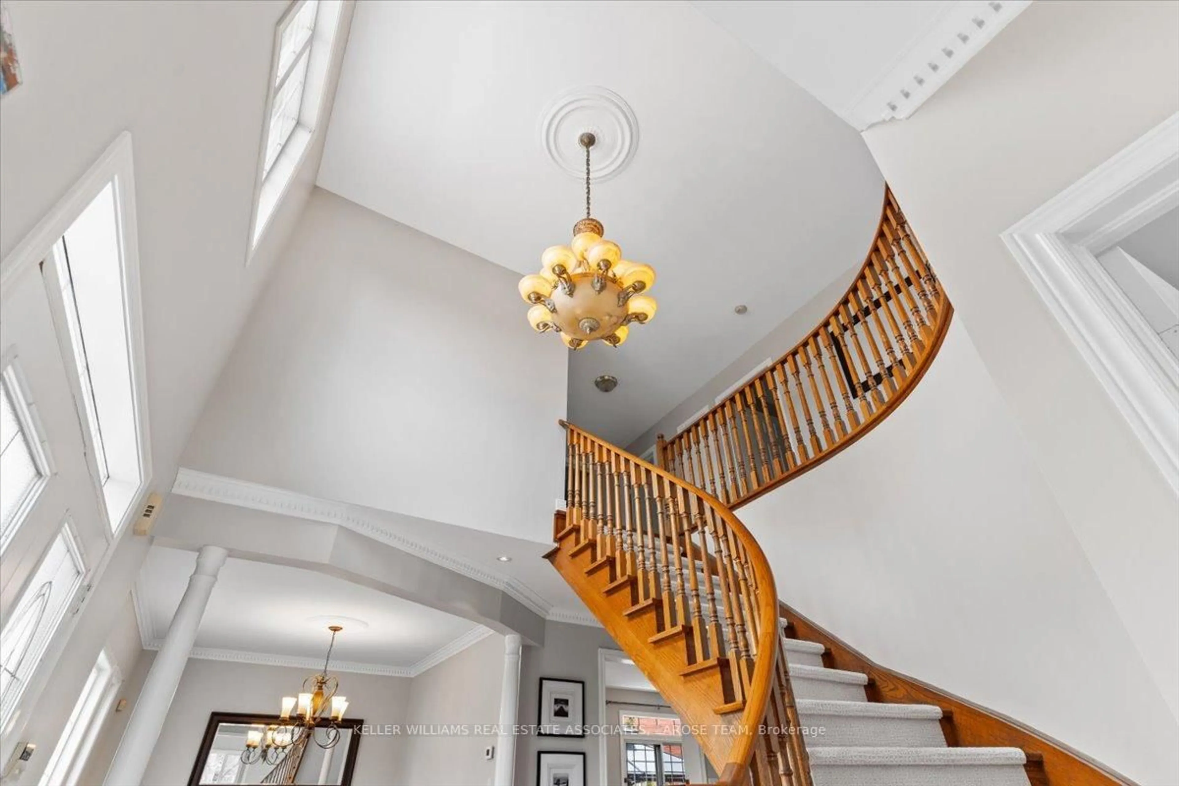 Indoor foyer for 1387 Kingsgrove Pl, Oakville Ontario L6M 3W4