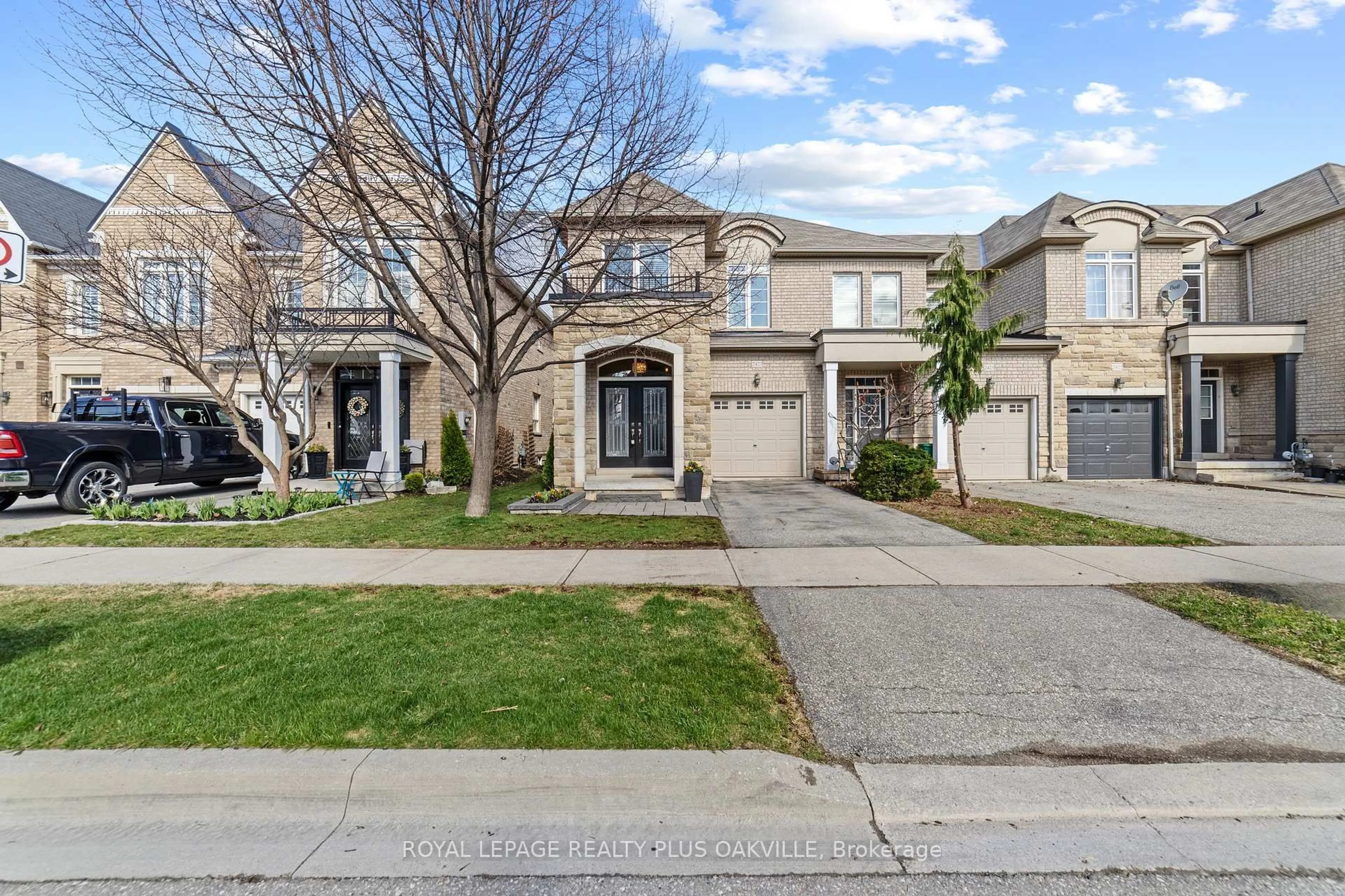 A pic from outside/outdoor area/front of a property/back of a property/a pic from drone, street for 2427 Montagne Ave, Oakville Ontario L6M 0J4