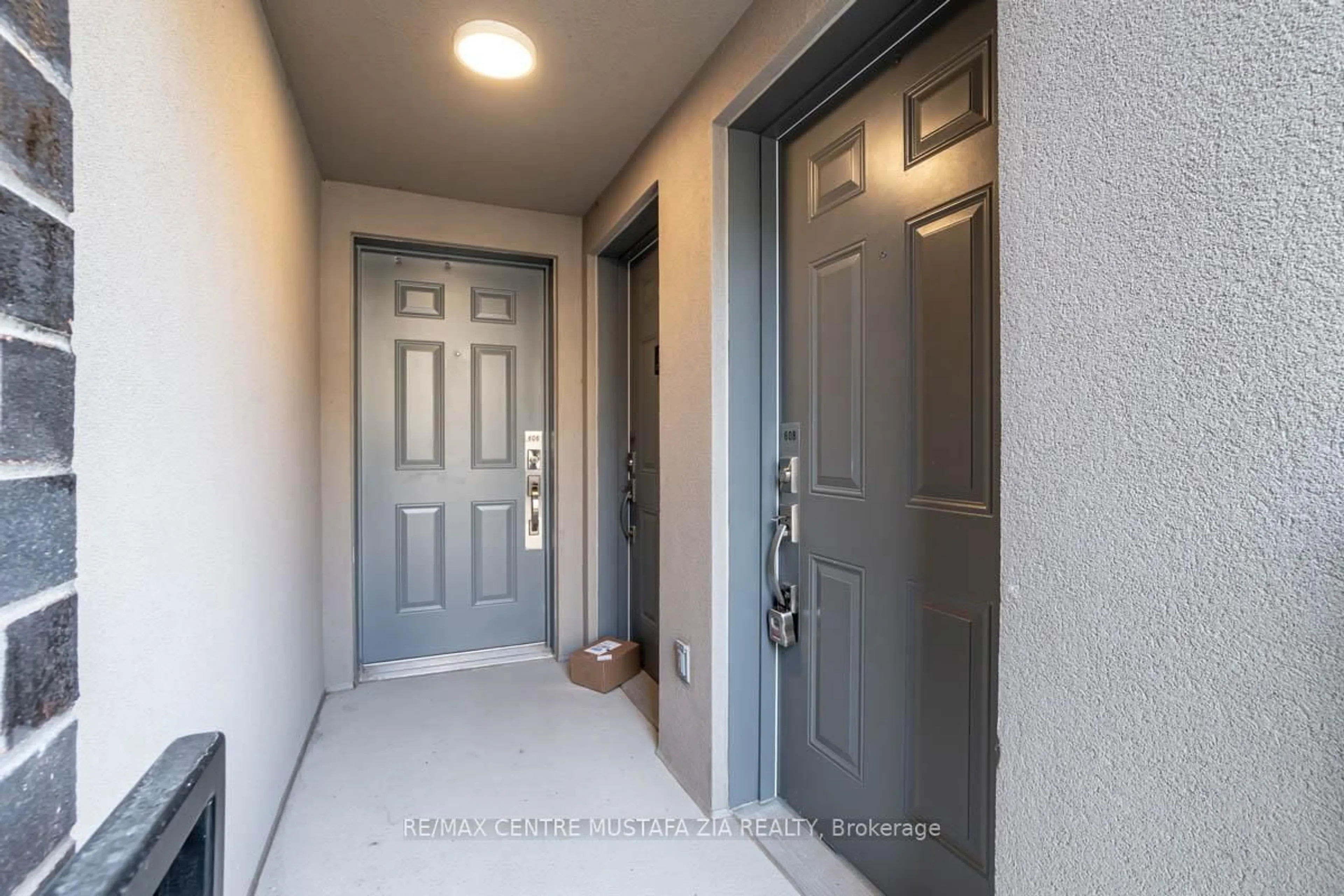 Indoor entryway for 1129 Cooke Blvd #608, Burlington Ontario L7T 0C3