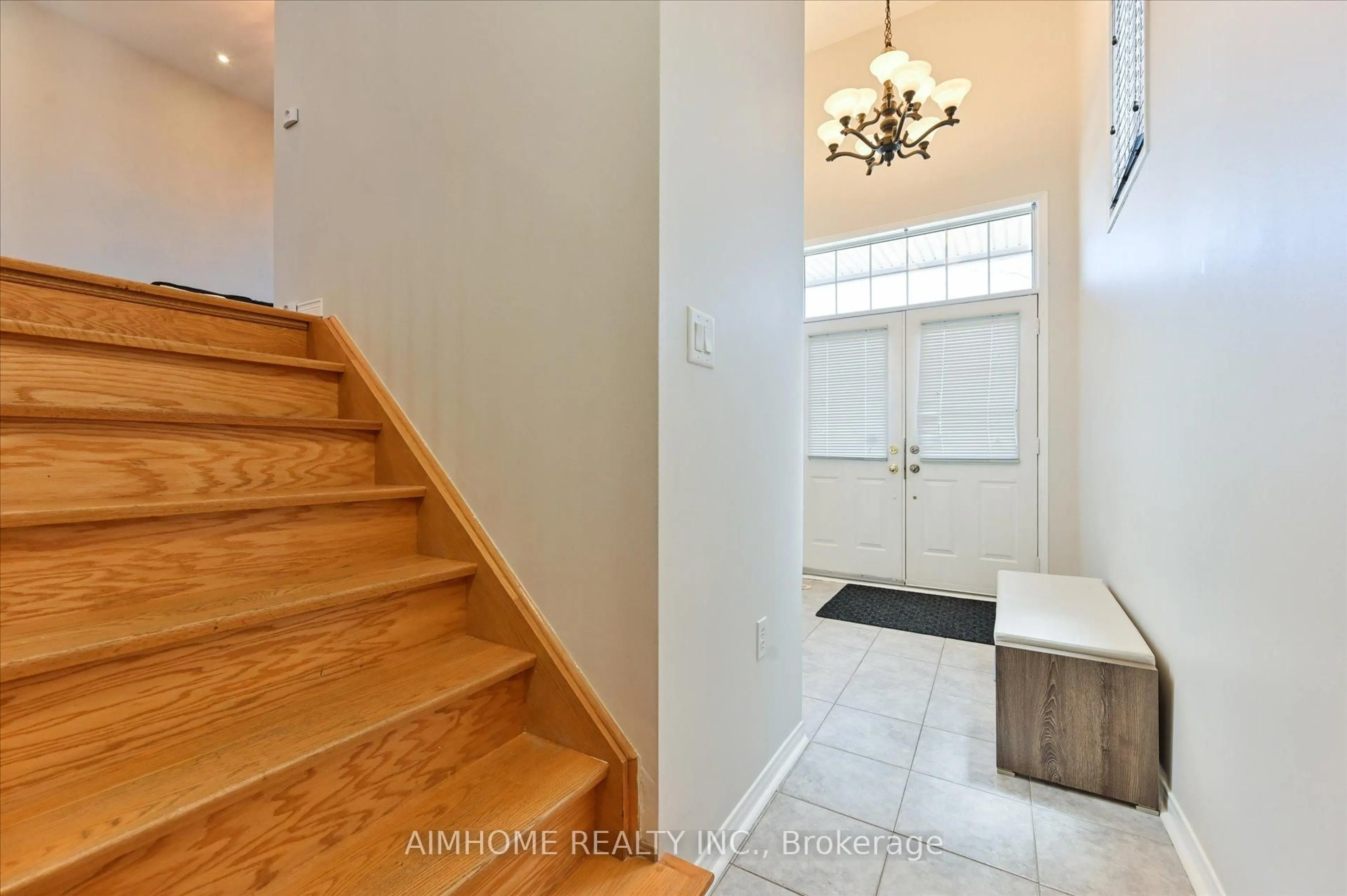 Indoor entryway for 6599 Jazzy Mews, Mississauga Ontario L5W 1R9