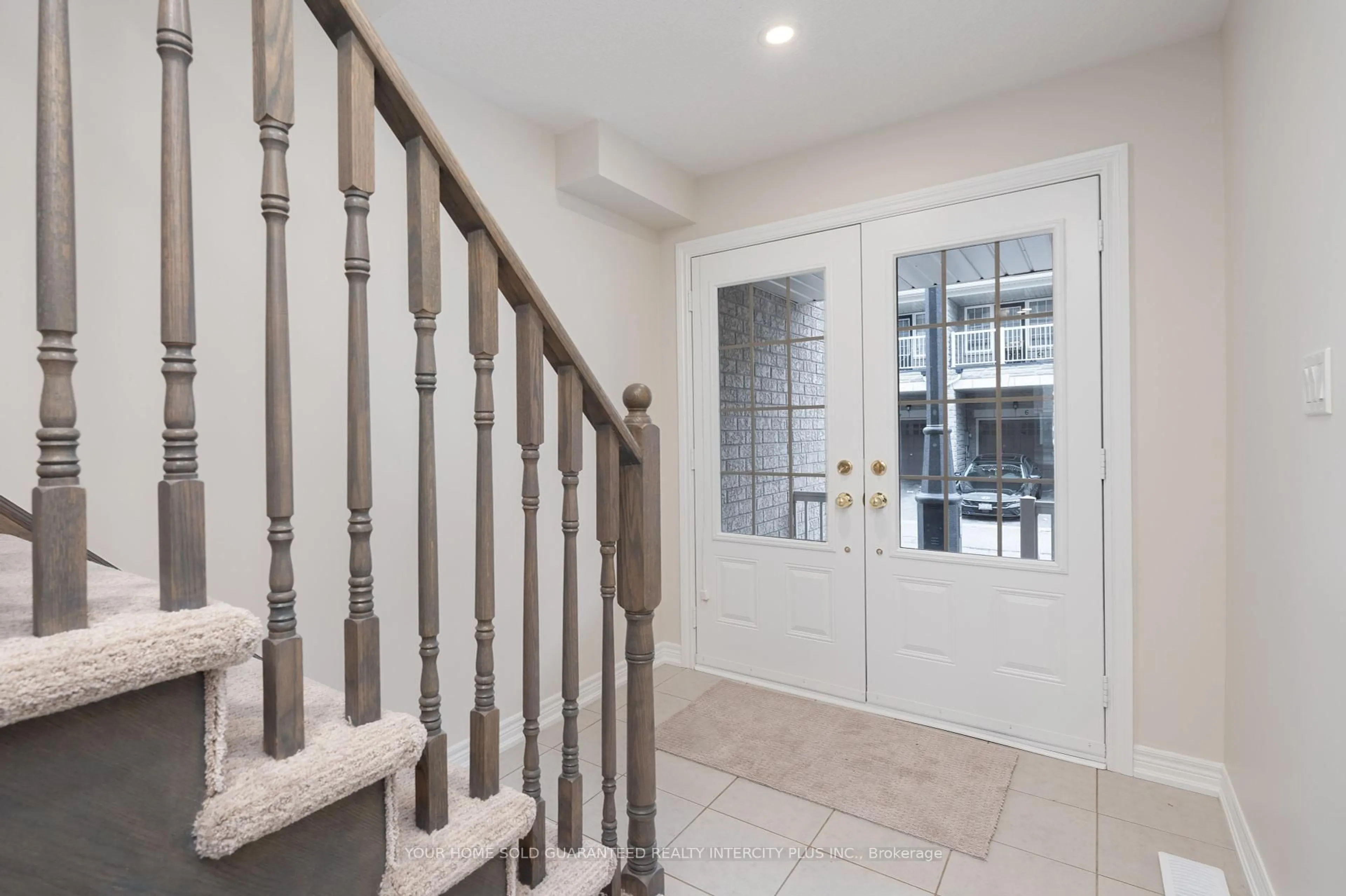 Indoor entryway for 7 Rabbit Run Way, Brampton Ontario L6Z 0B4
