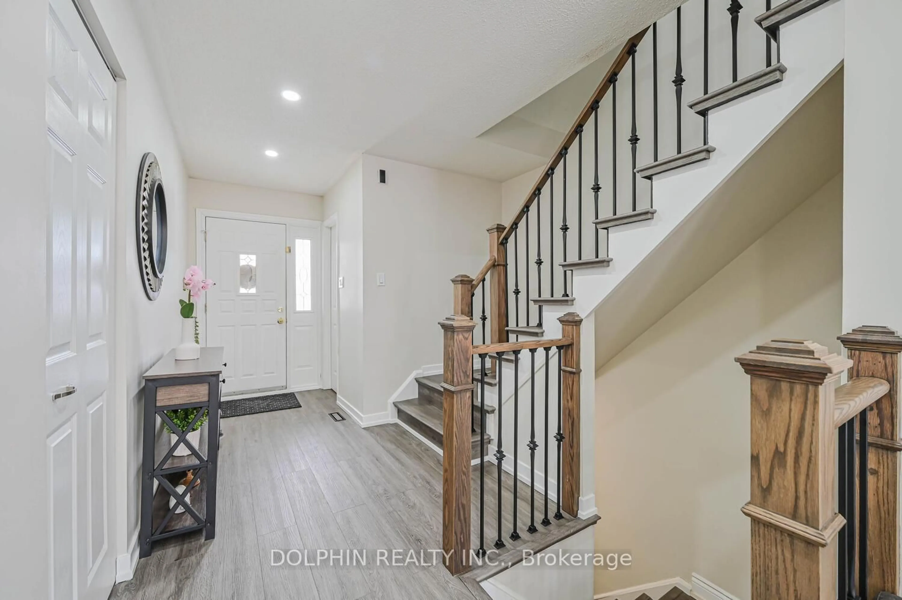Indoor entryway for 6 Village Crt, Brampton Ontario L6W 1A6