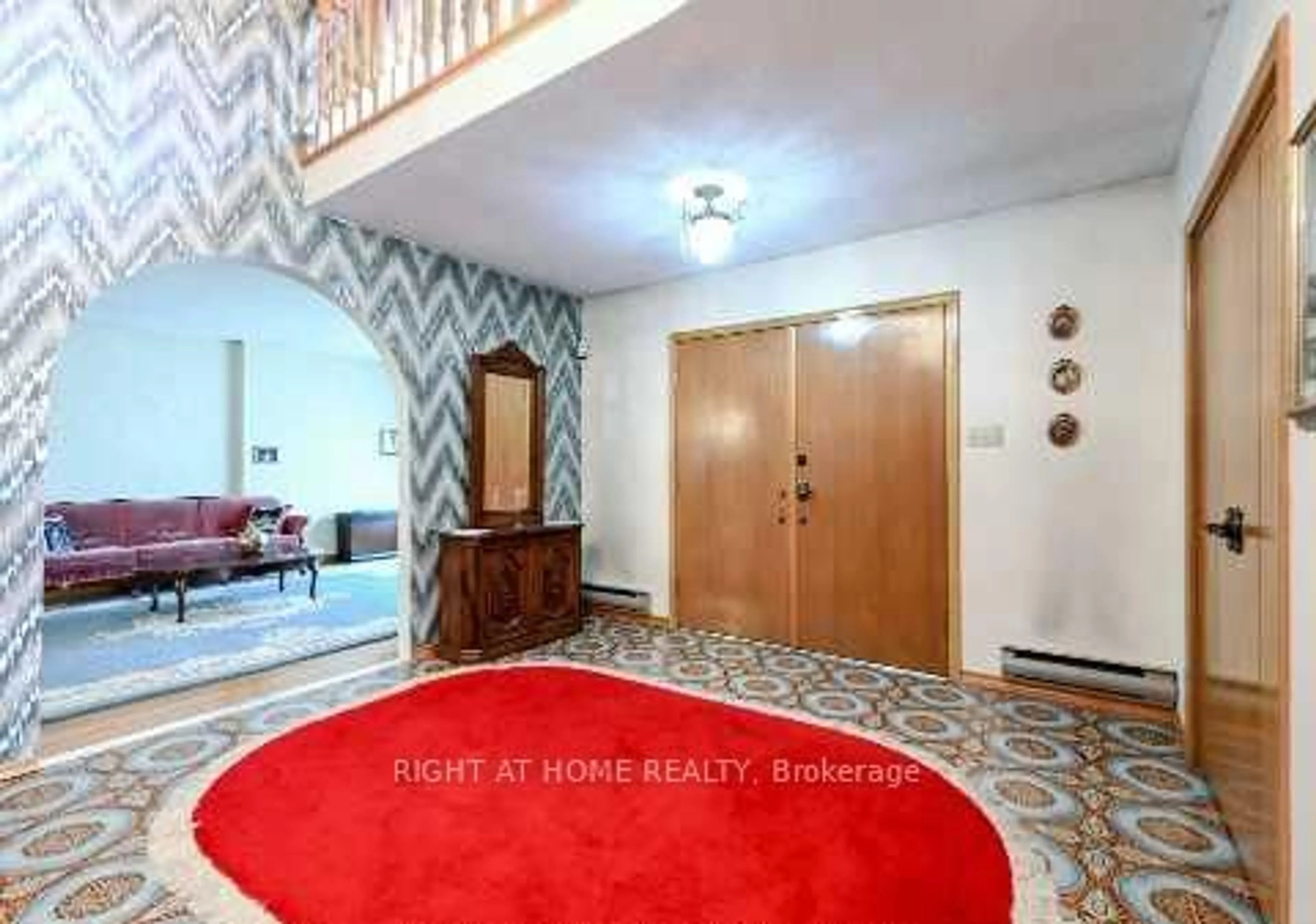 Indoor foyer for 6800 Second Line N/A, Mississauga Ontario L5W 1M9
