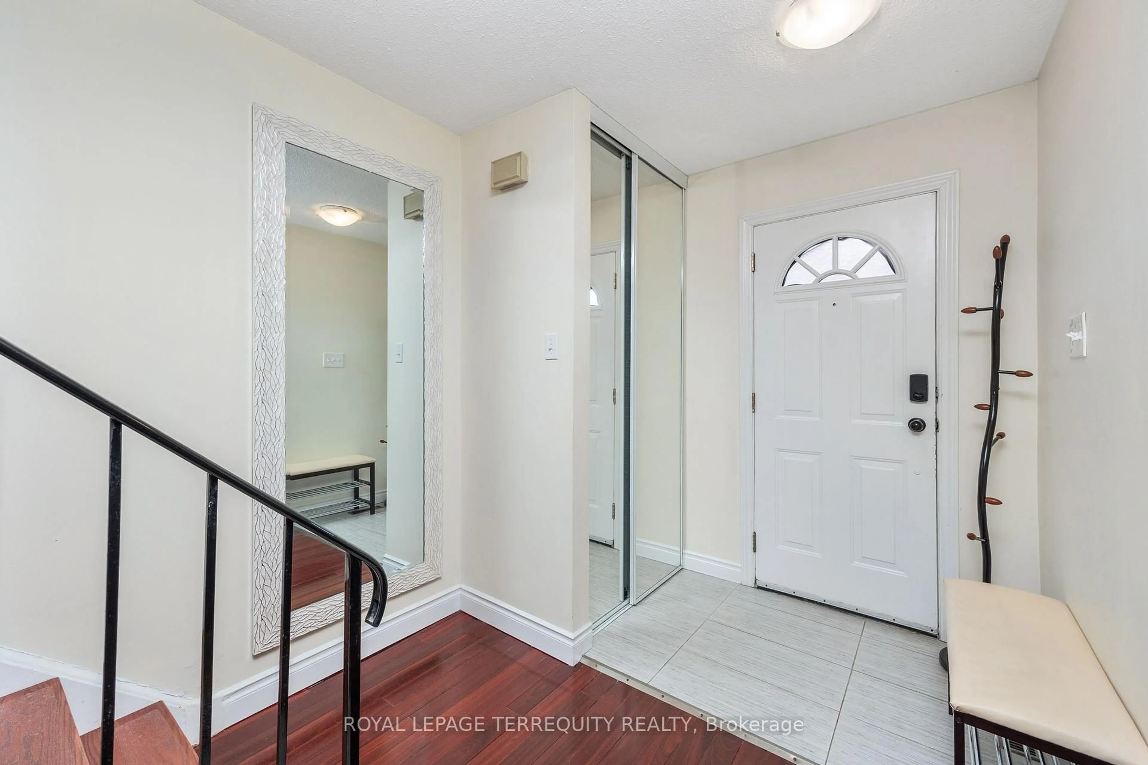Indoor entryway for 1050 Shawnmarr Rd #45, Mississauga Ontario L5H 3V1