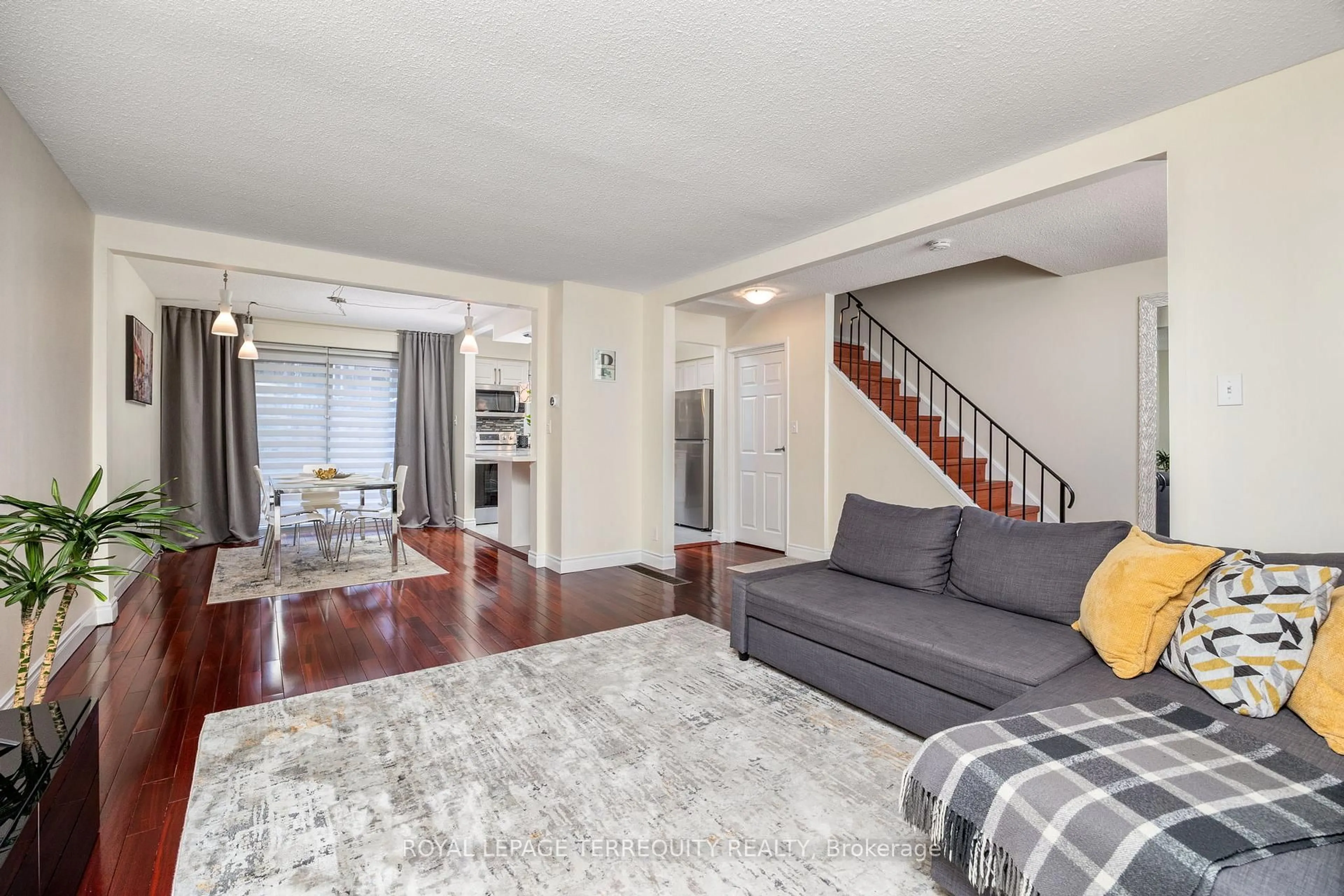 Living room with furniture, unknown for 1050 Shawnmarr Rd #45, Mississauga Ontario L5H 3V1