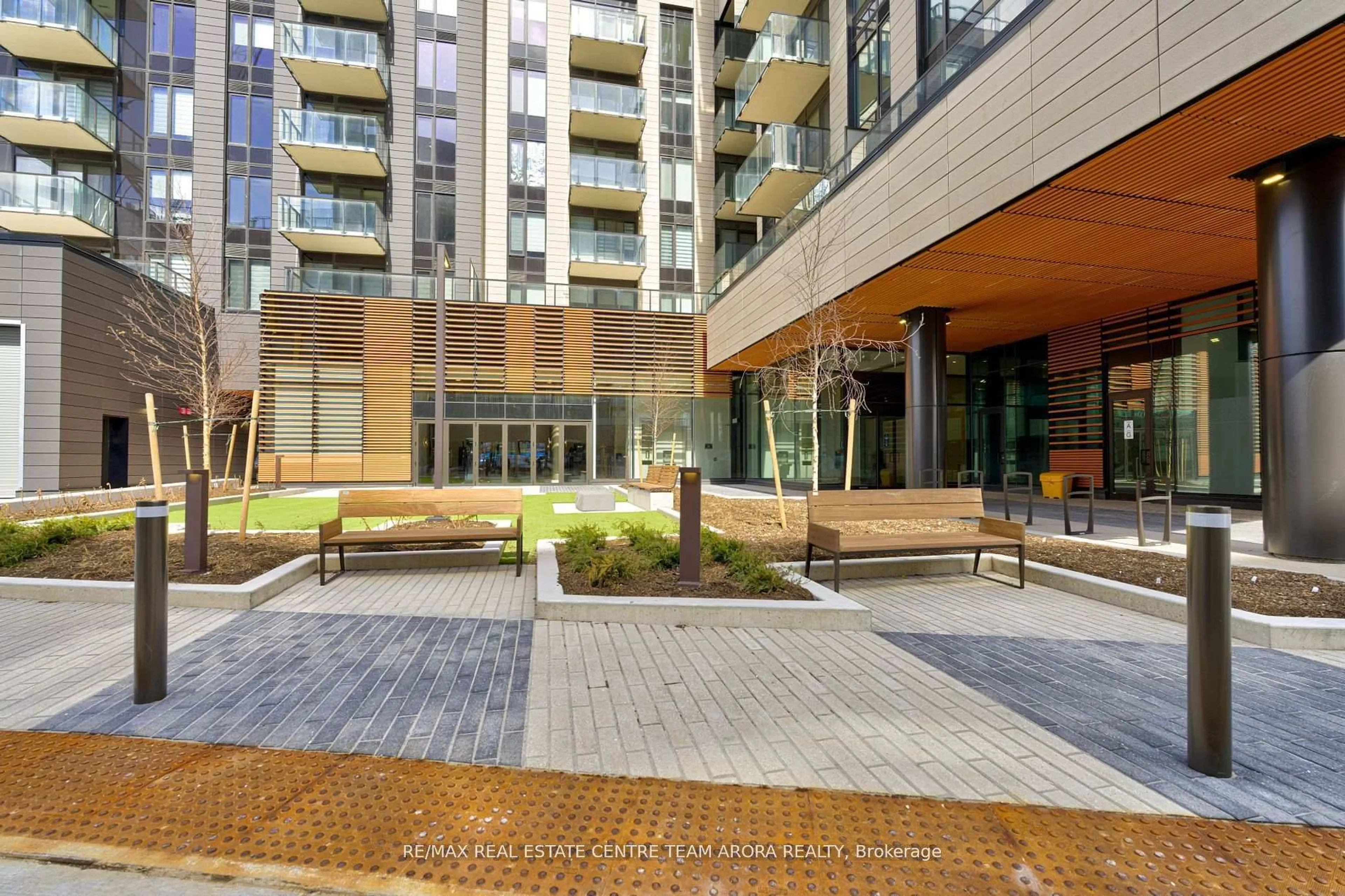 Patio, street for 1415 Dundas St #415, Oakville Ontario L6H 8A3