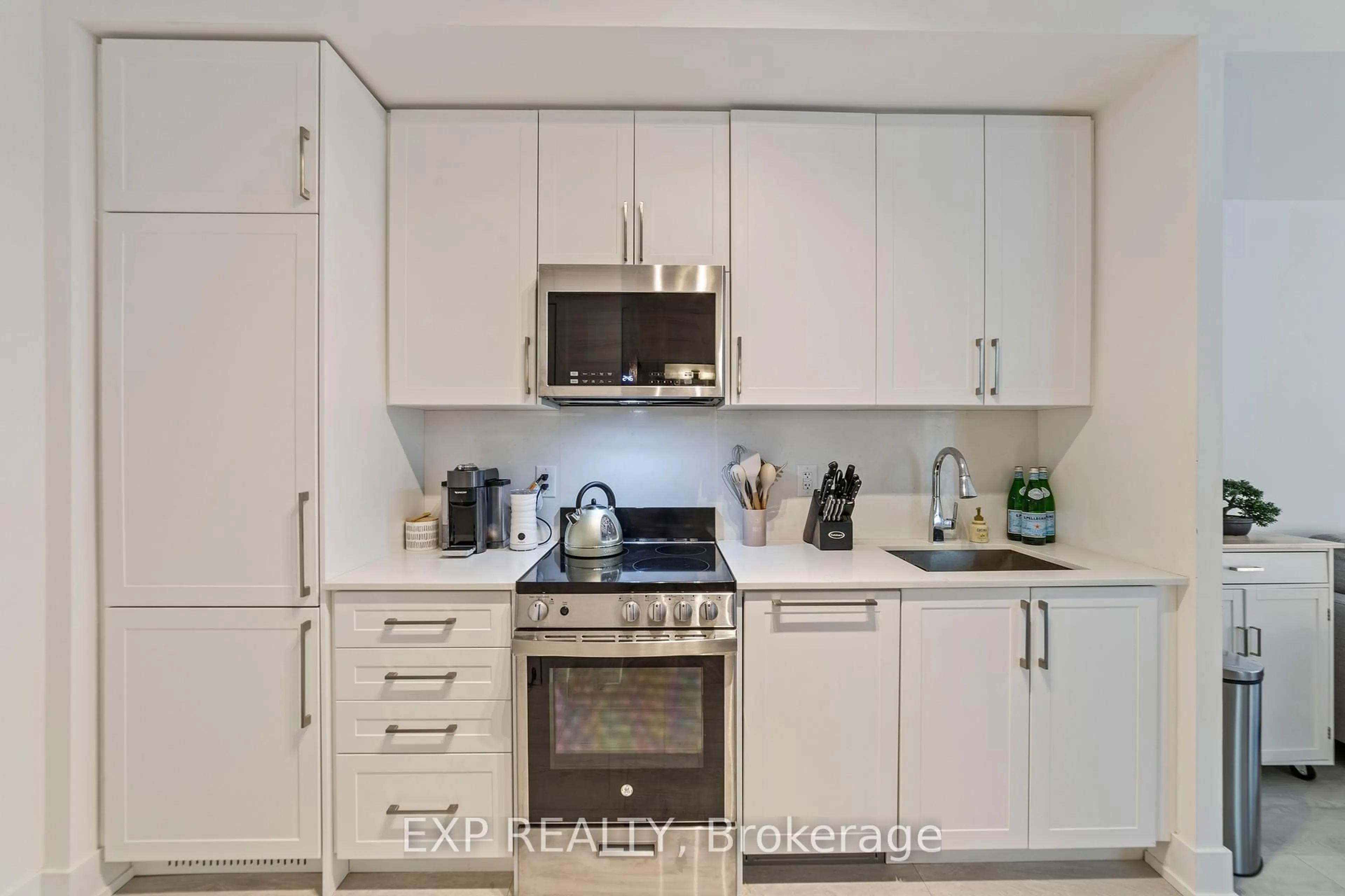Standard kitchen, wood/laminate floor for 2450 Old Bronte Rd #424, Oakville Ontario L6M 5P6