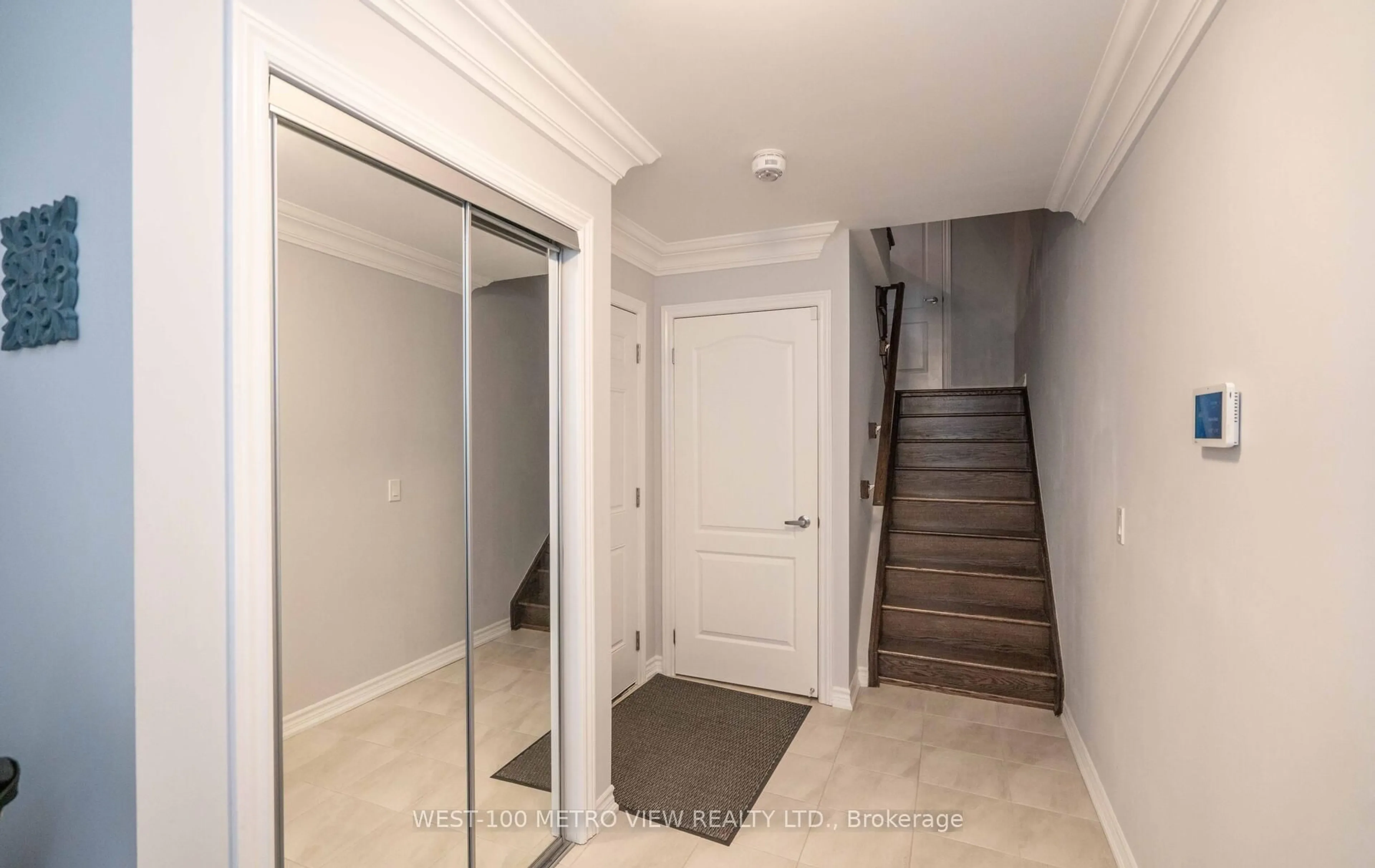 Indoor entryway for 406 Athabasca Common N/A, Oakville Ontario L6H 0R5