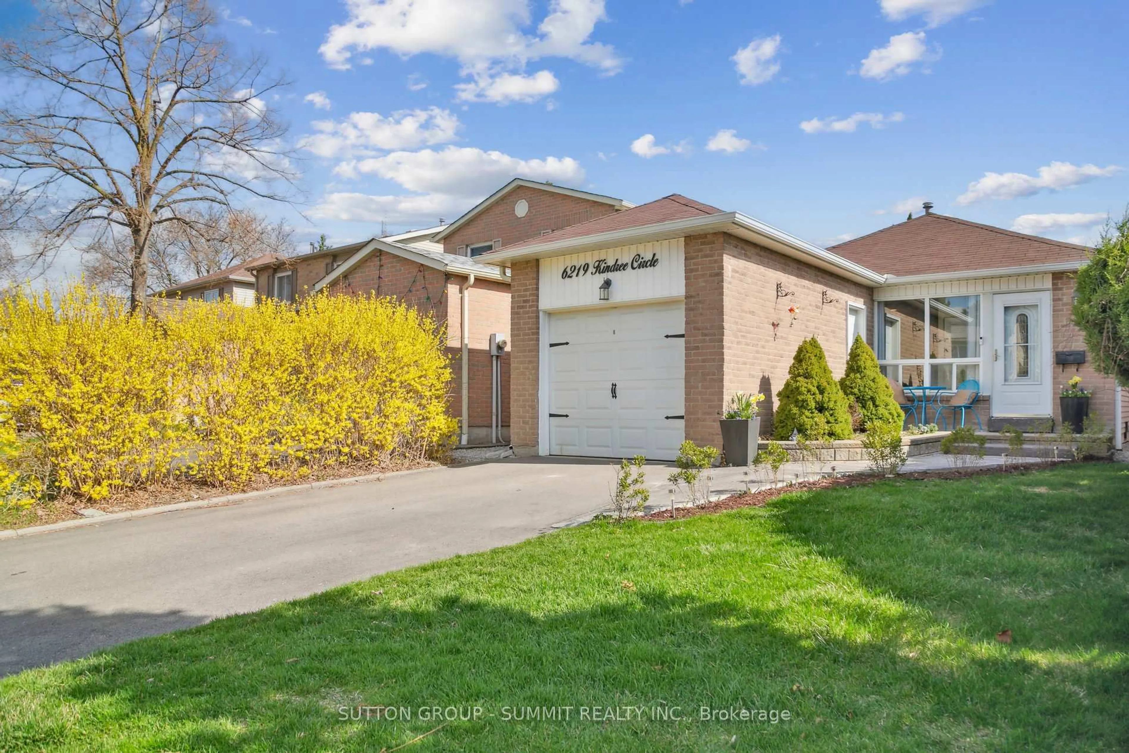 Home with brick exterior material, street for 6219 KINDREE Circ, Mississauga Ontario L5N 3B9
