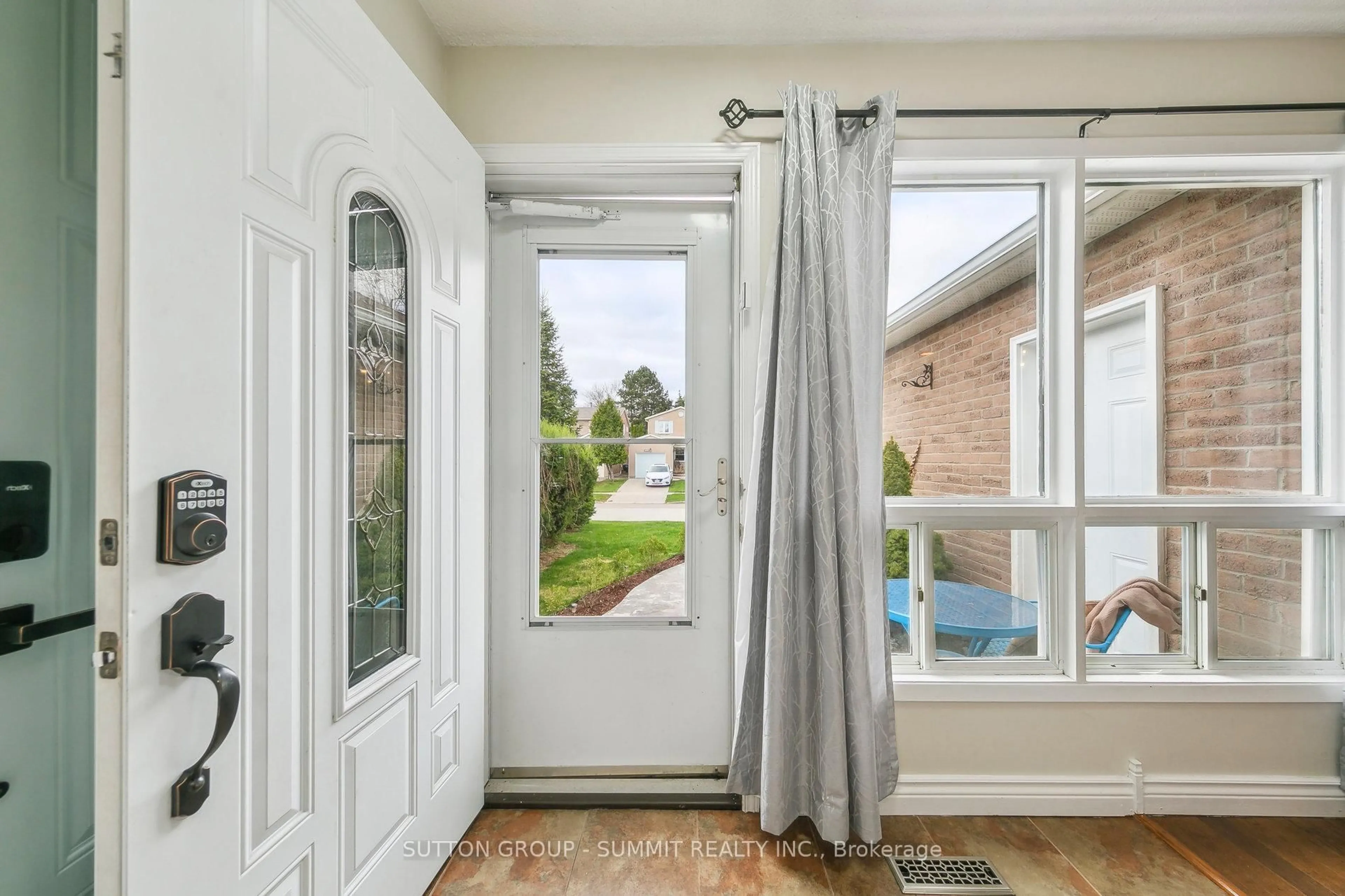 Indoor entryway for 6219 KINDREE Circ, Mississauga Ontario L5N 3B9