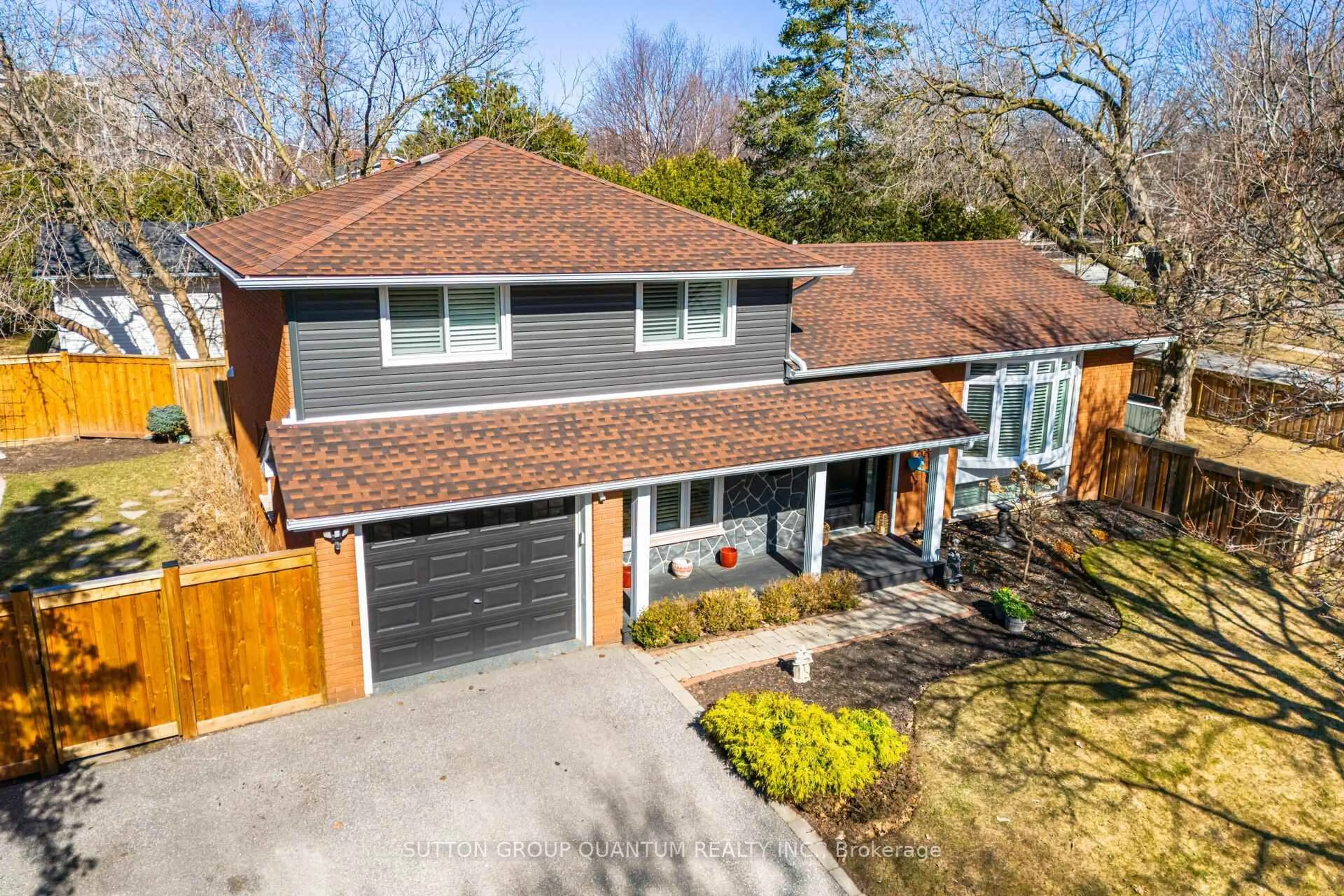A pic from outside/outdoor area/front of a property/back of a property/a pic from drone, street for 608 Rosedale Cres, Burlington Ontario L7N 2T1