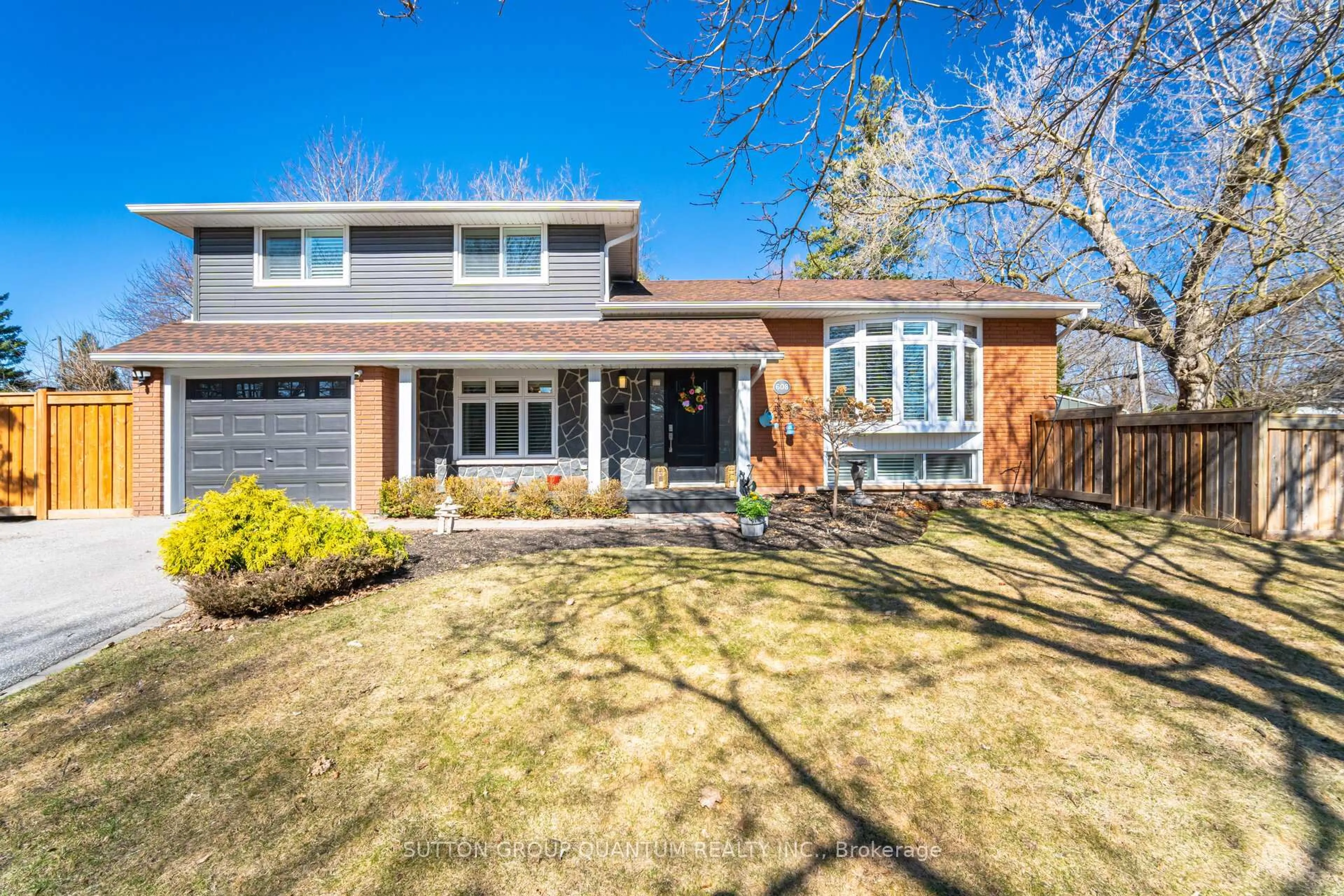 Home with brick exterior material, street for 608 Rosedale Cres, Burlington Ontario L7N 2T1