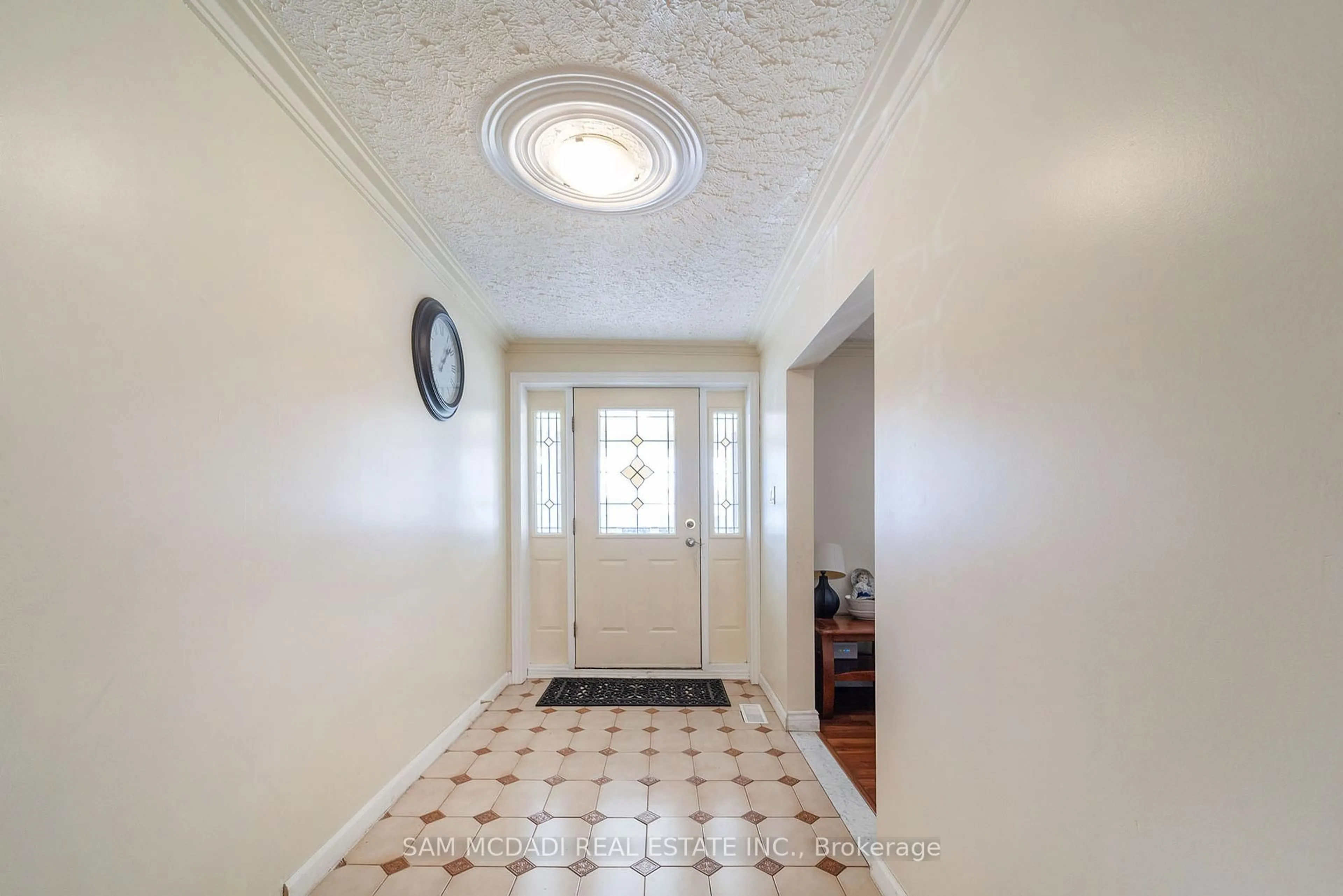 Indoor entryway for 1351 Haig Blvd, Mississauga Ontario L5E 2M8