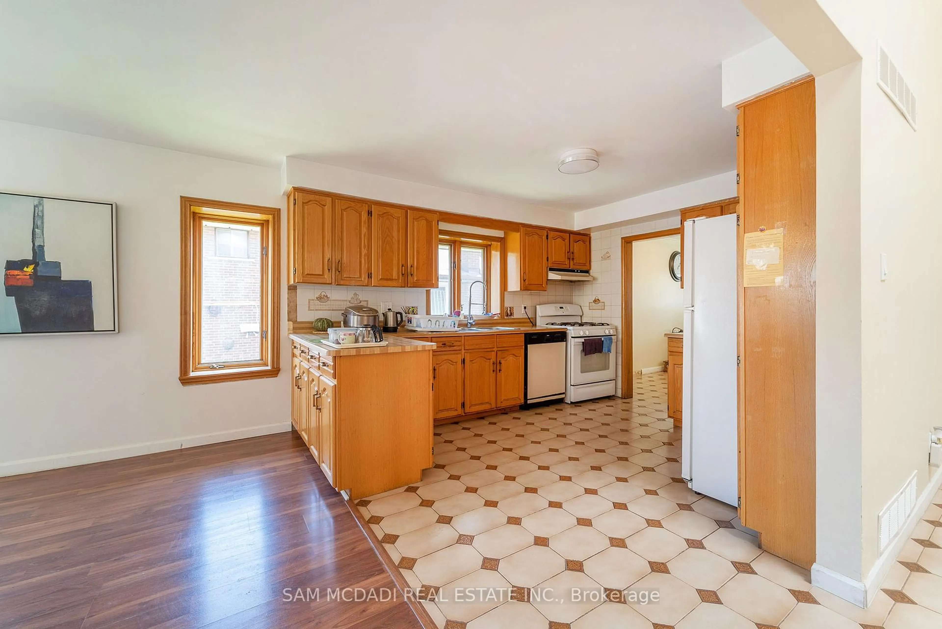 Open concept kitchen, ceramic/tile floor for 1351 Haig Blvd, Mississauga Ontario L5E 2M8
