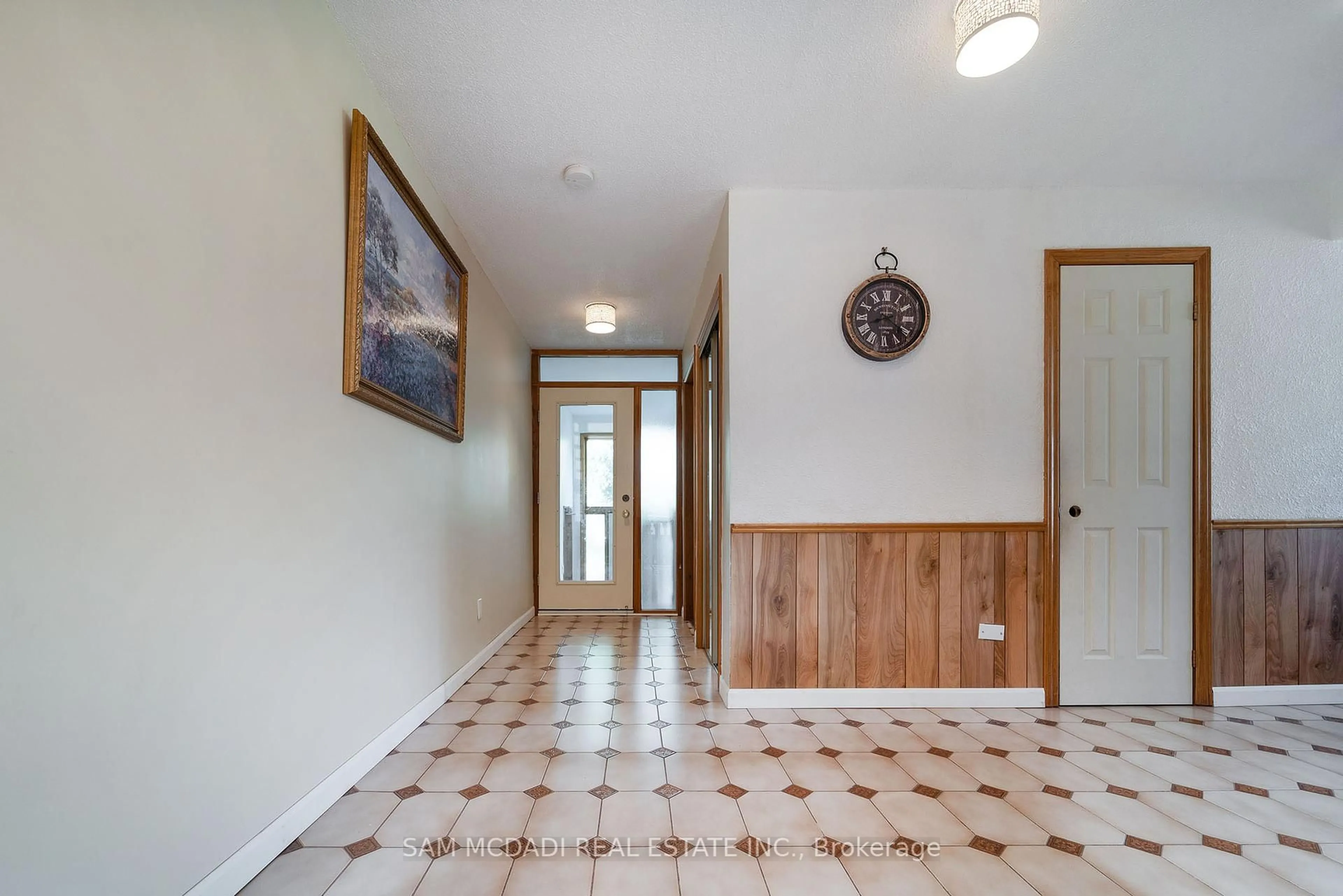 Indoor foyer for 1351 Haig Blvd, Mississauga Ontario L5E 2M8