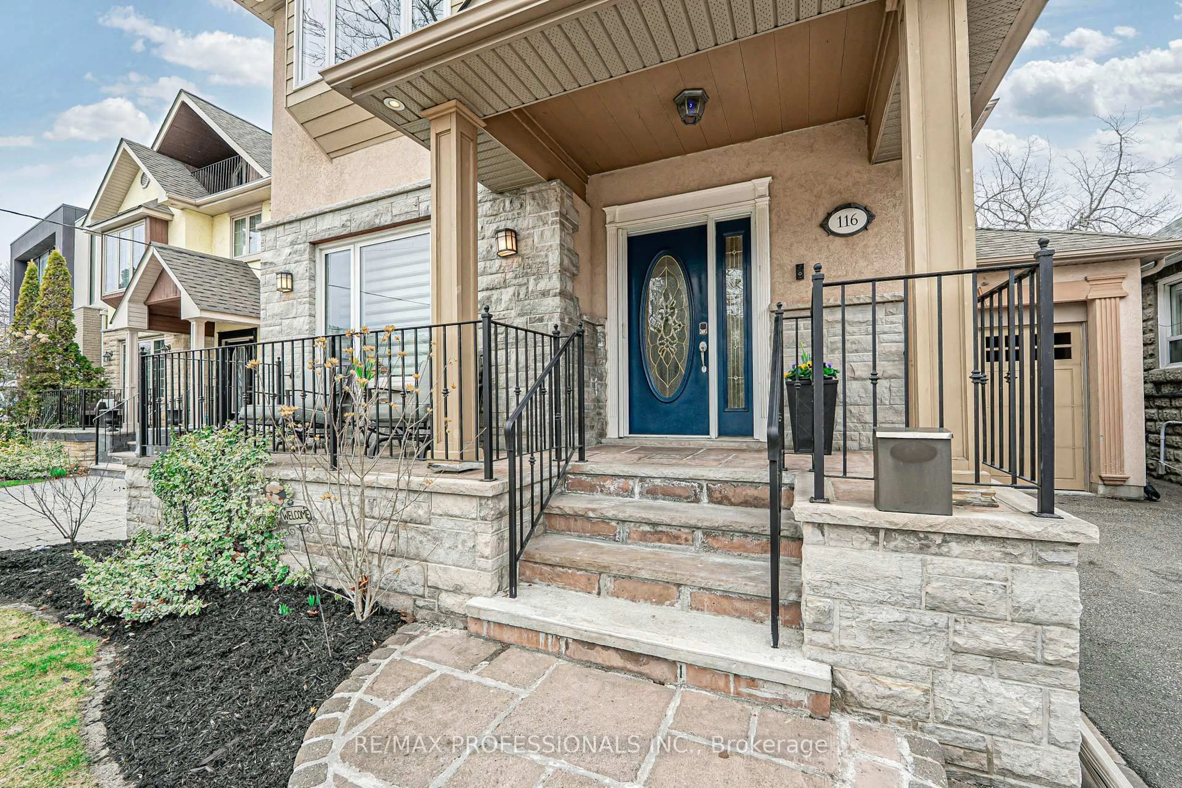 Indoor entryway for 116 Lake Shore Dr, Toronto Ontario M8V 2A2