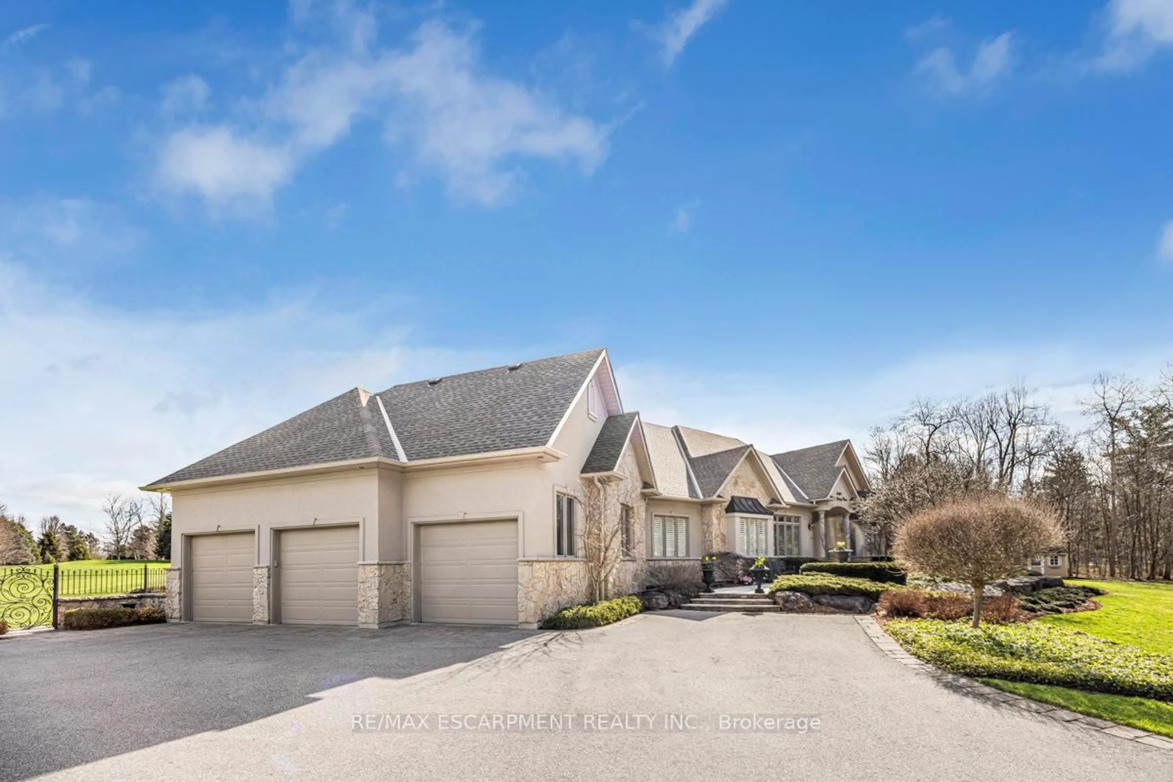 A pic from outside/outdoor area/front of a property/back of a property/a pic from drone, street for 5029 CEDAR SPRINGS Crt, Burlington Ontario L7P 0B5