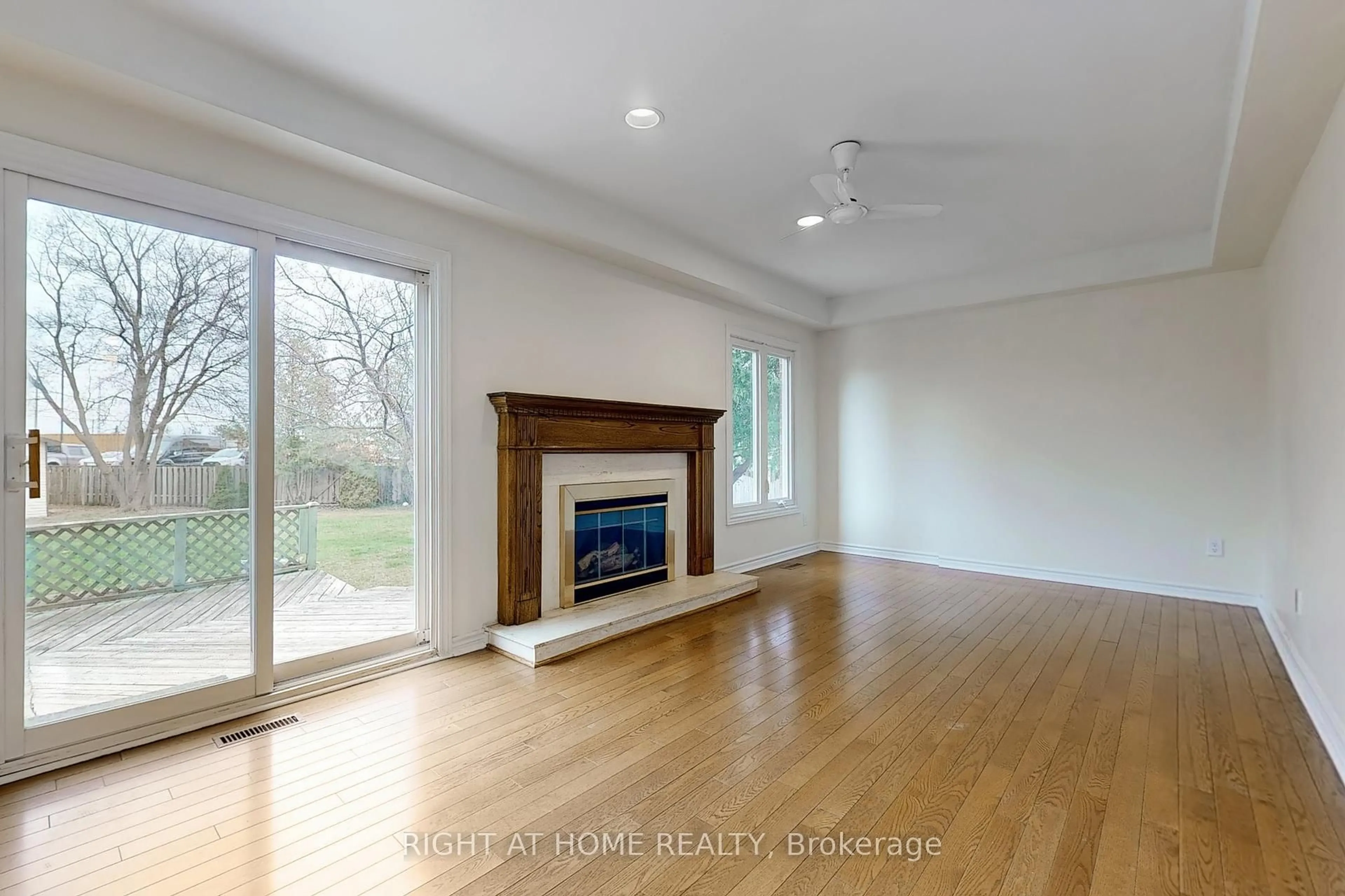 Living room with furniture, wood/laminate floor for 3298 Pilcom Cres, Mississauga Ontario L5B 3X4