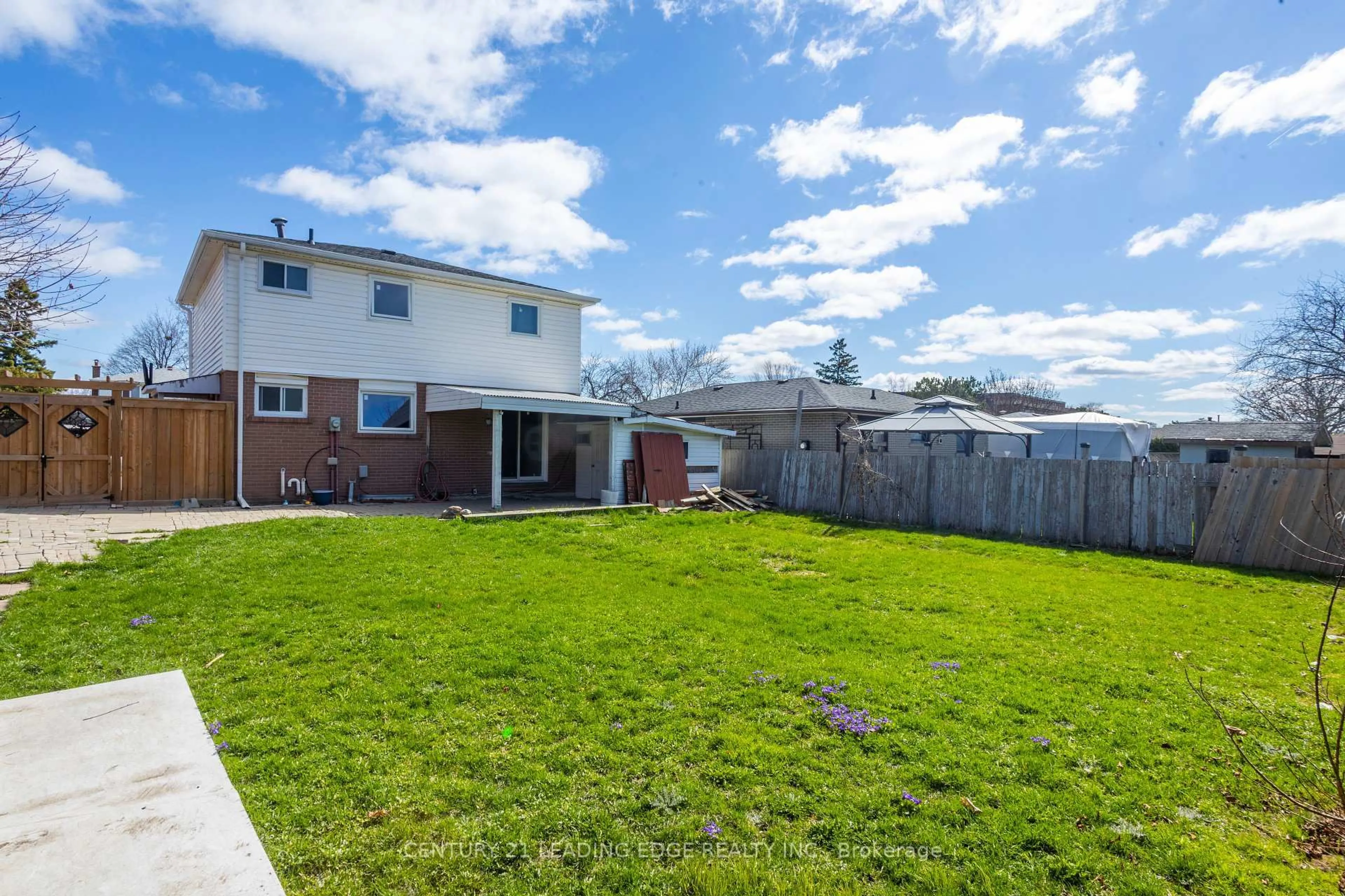 A pic from outside/outdoor area/front of a property/back of a property/a pic from drone, unknown for 111 Folkstone Cres, Brampton Ontario L6T 3M6