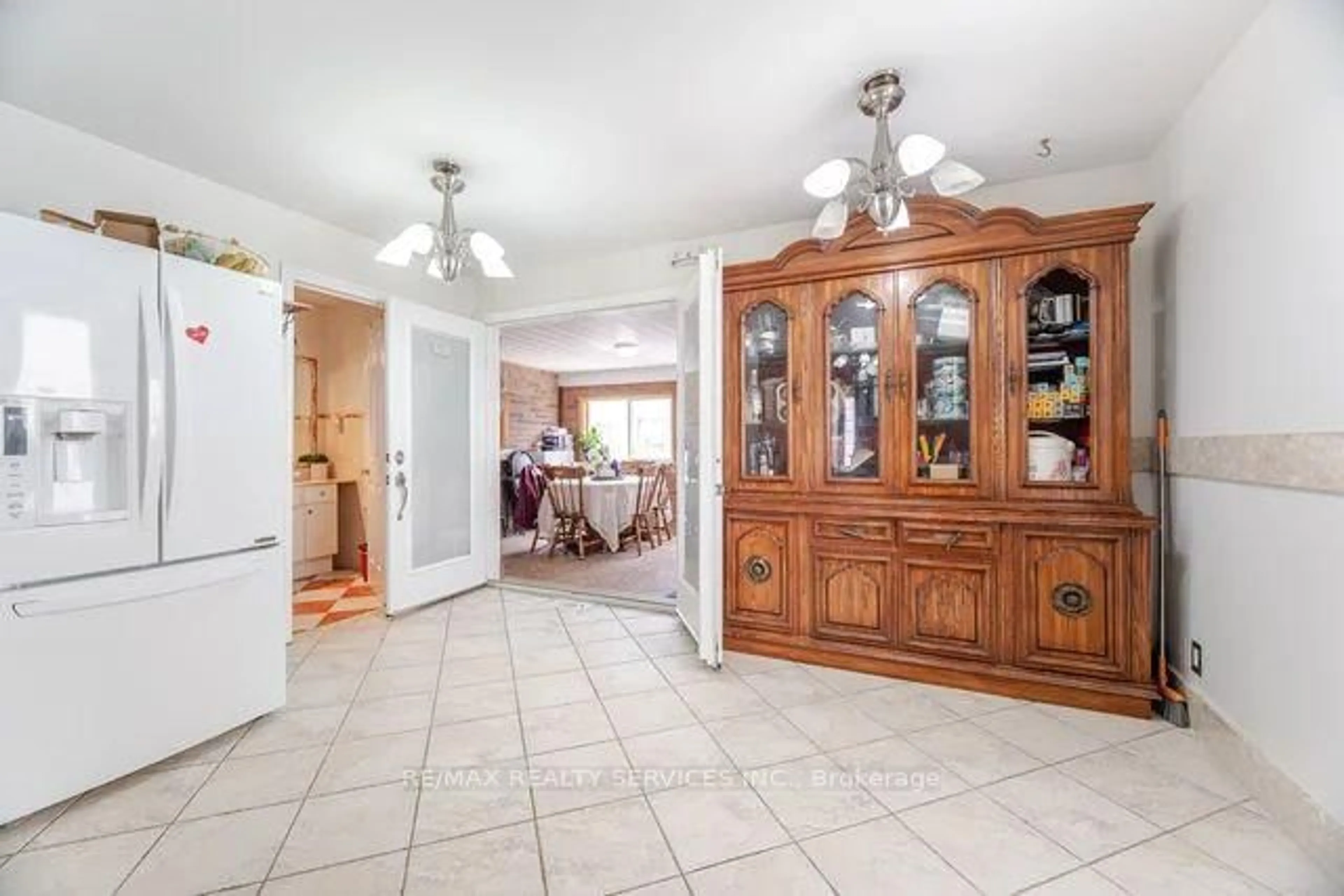 Indoor foyer for 444 Maybank Ave, Toronto Ontario M6N 3S8