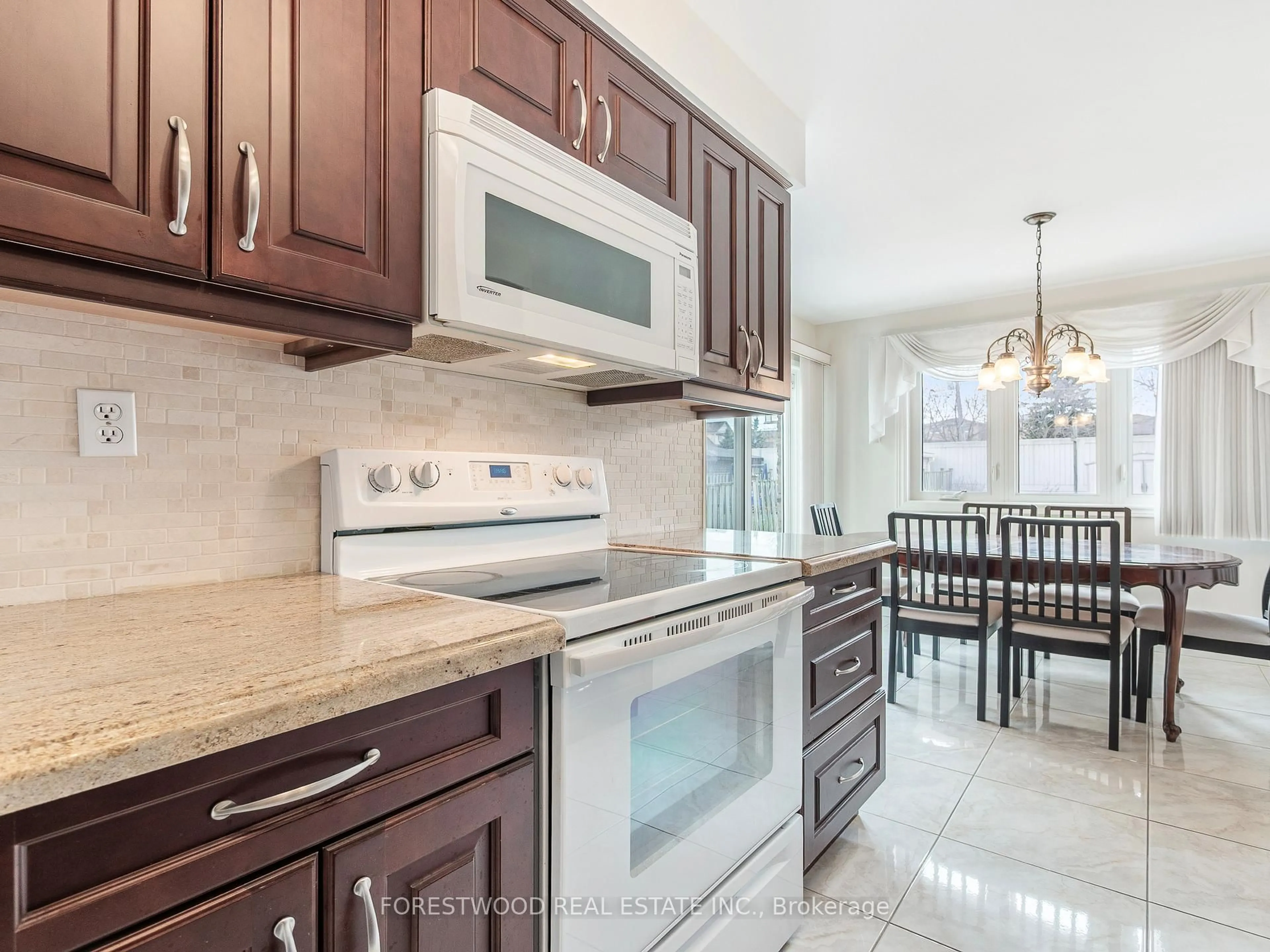 Open concept kitchen, ceramic/tile floor for 4334 Lee Dr, Mississauga Ontario L4W 4A8