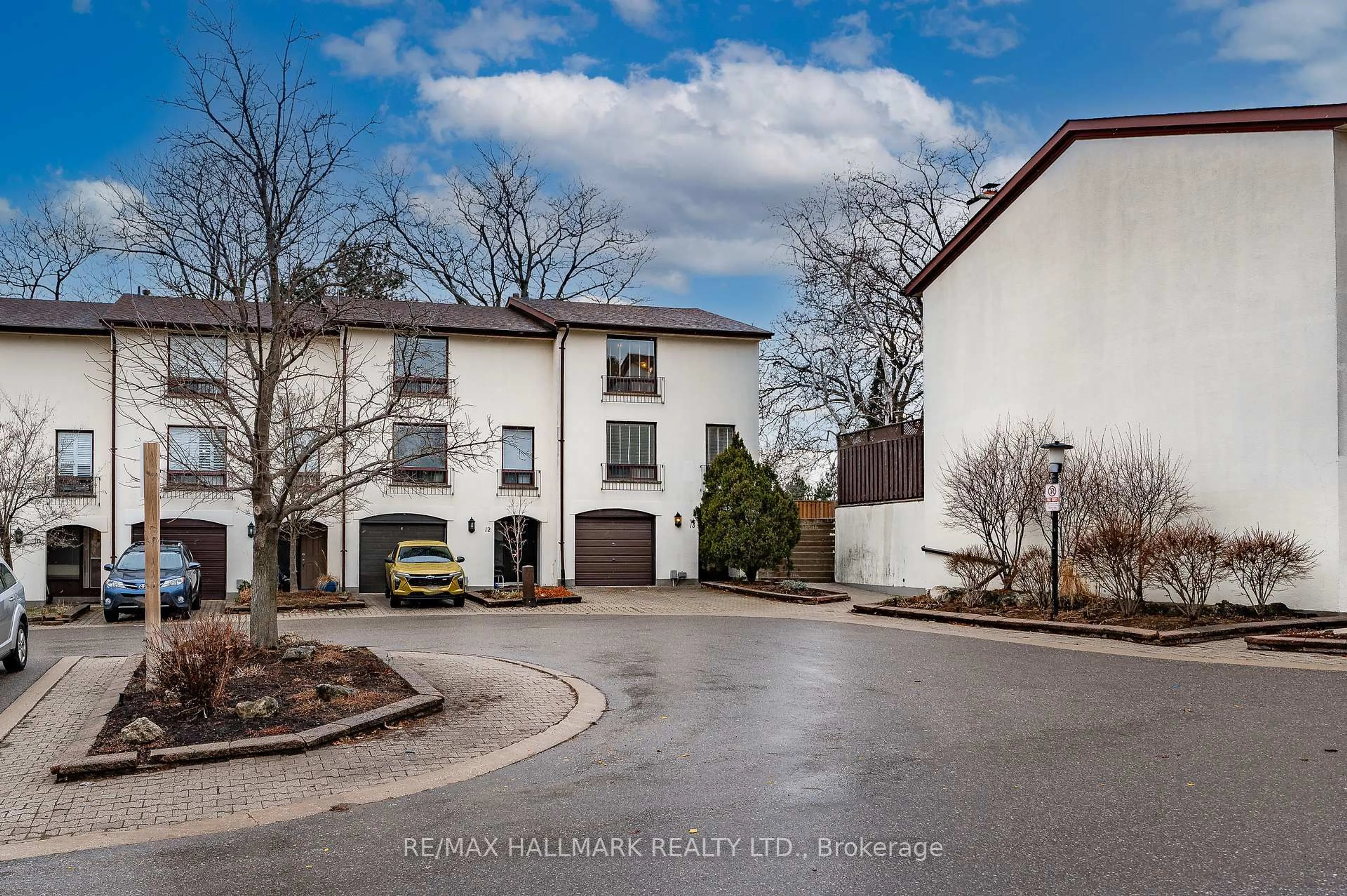 A pic from outside/outdoor area/front of a property/back of a property/a pic from drone, street for 6679 Shelter Bay Rd #13, Mississauga Ontario L5N 2A2